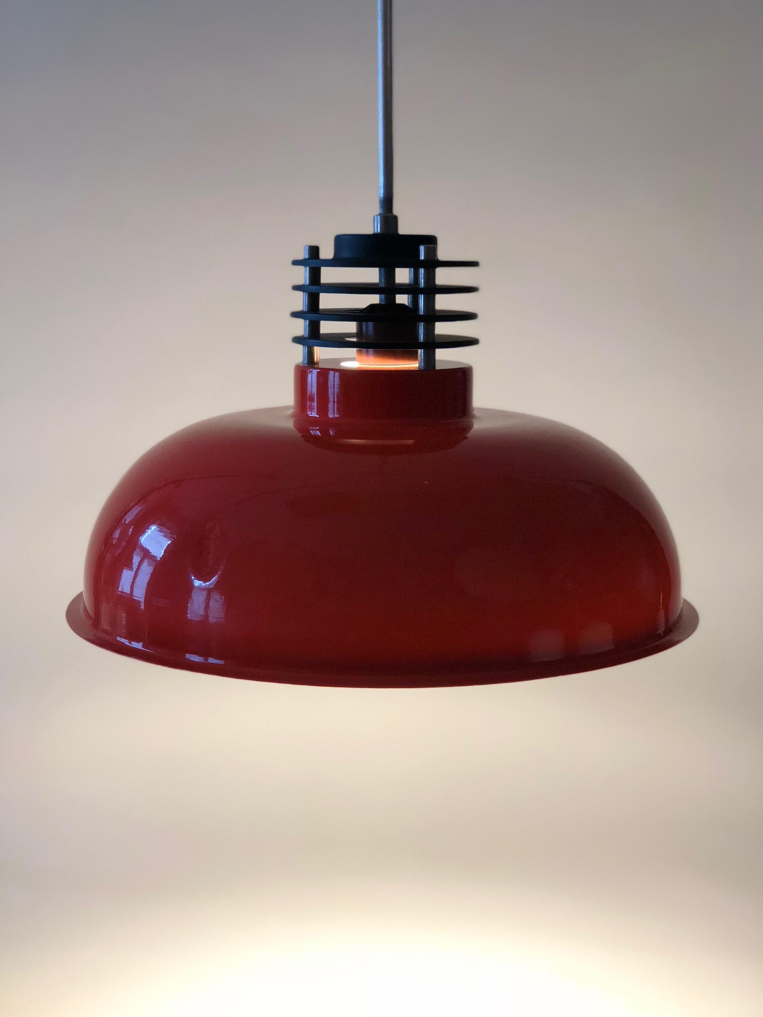 Trois lampes suspendues de style industriel de Hongrie en orange brûlé des années 70 en vente 6