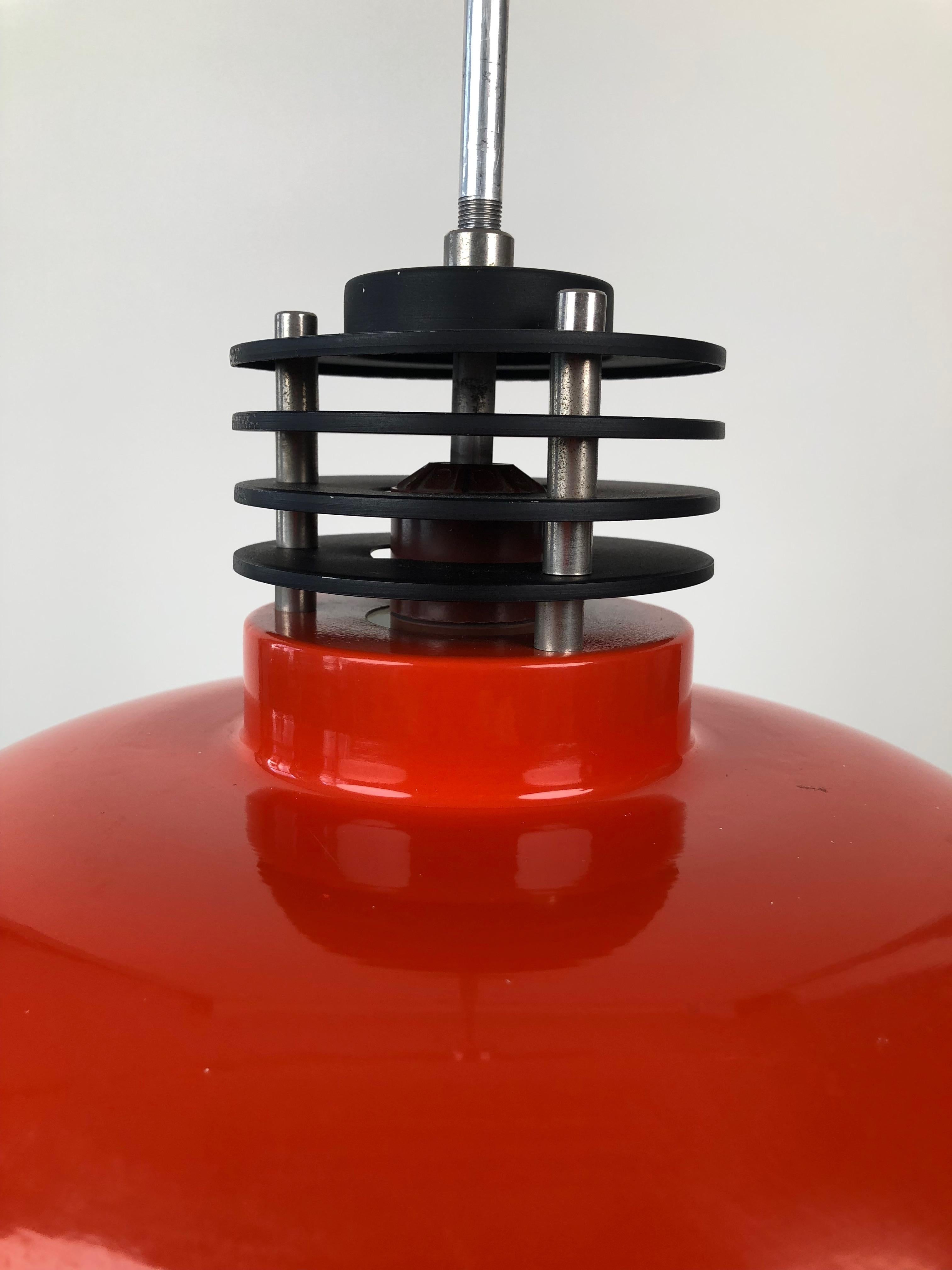 Fin du 20e siècle Trois lampes suspendues de style industriel de Hongrie en orange brûlé des années 70 en vente