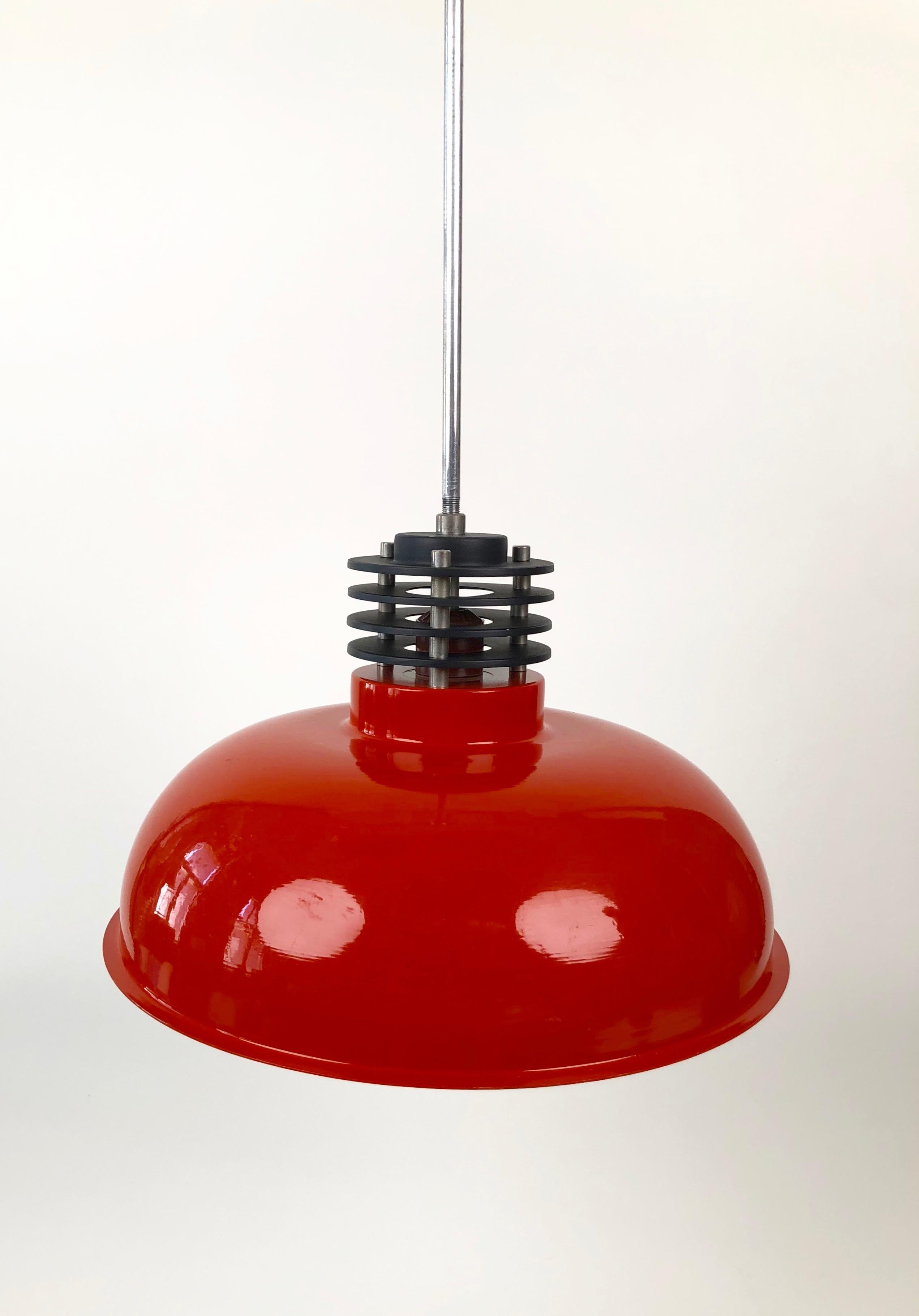 Aluminium Trois lampes suspendues de style industriel de Hongrie en orange brûlé des années 70 en vente