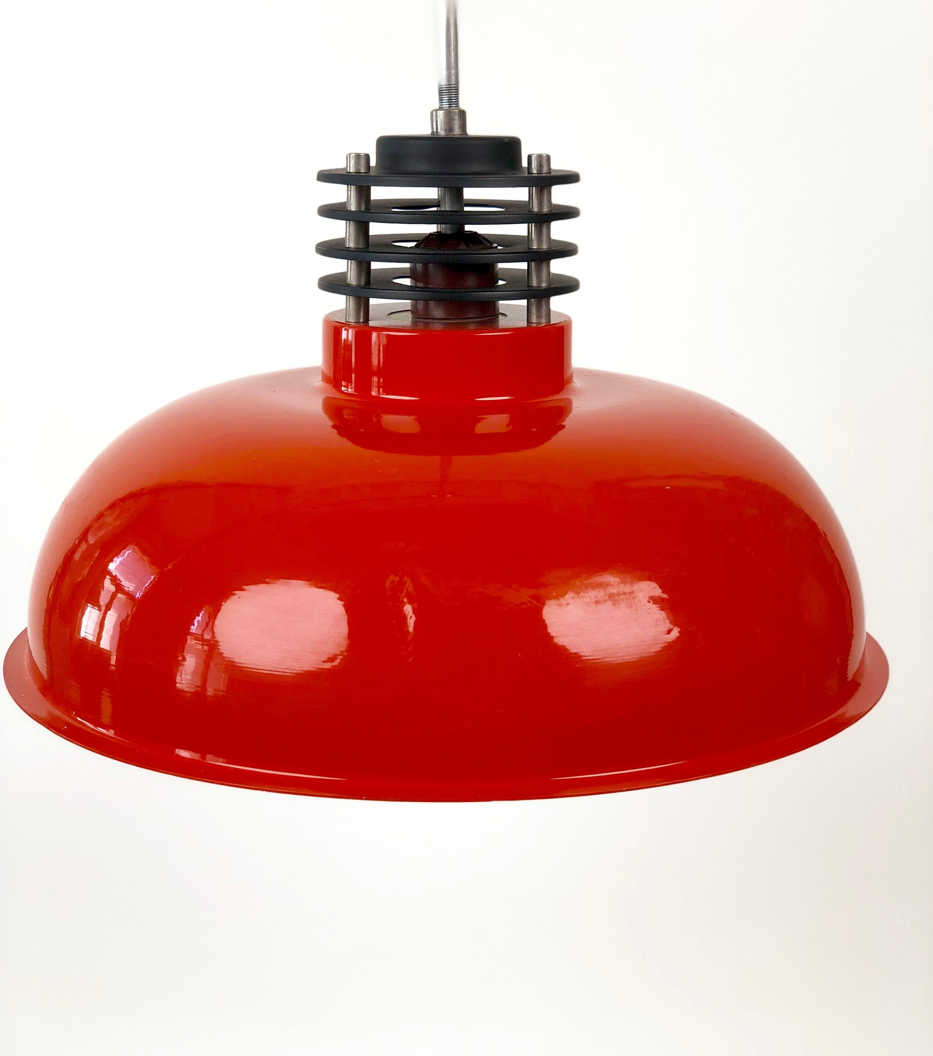 Trois lampes suspendues de style industriel de Hongrie en orange brûlé des années 70 en vente 1