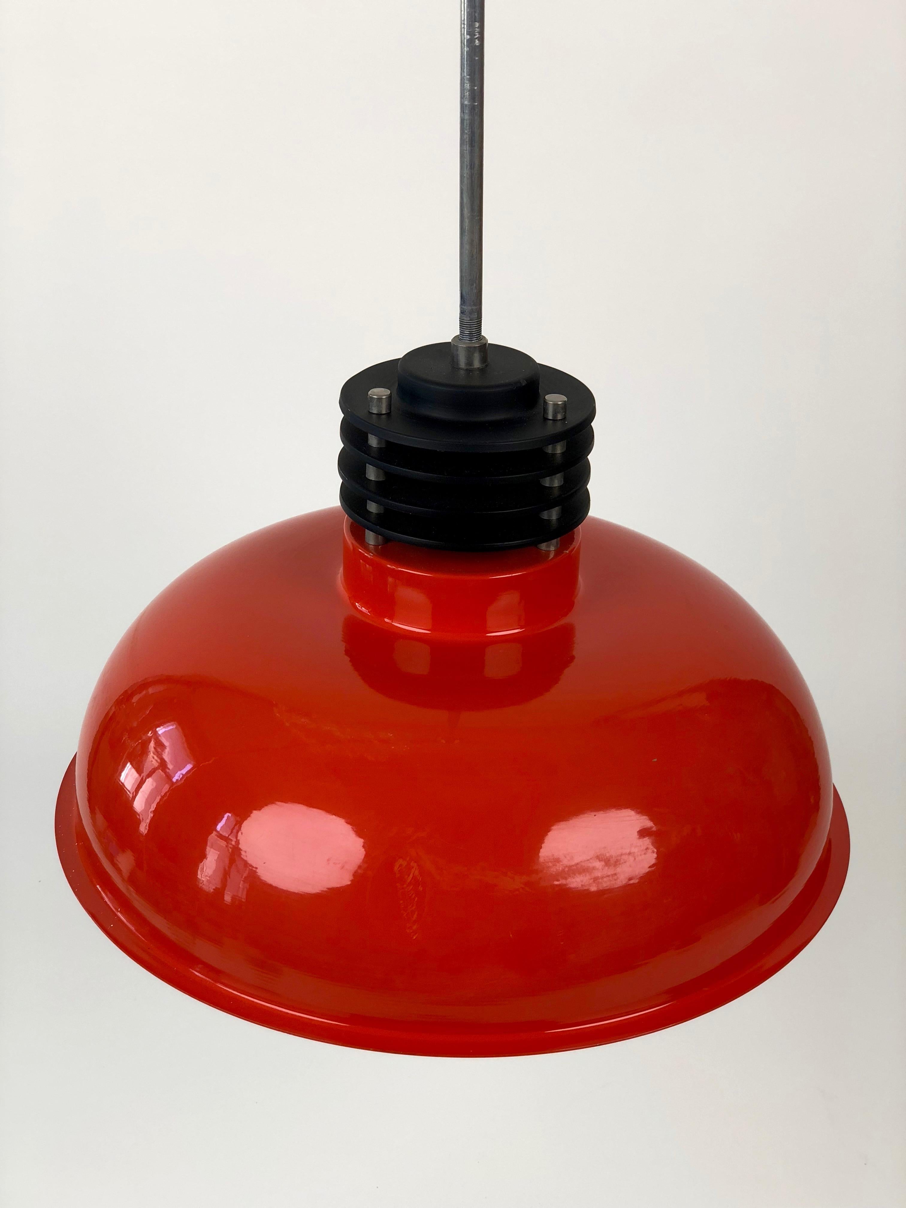 Trois lampes suspendues de style industriel de Hongrie en orange brûlé des années 70 en vente 2