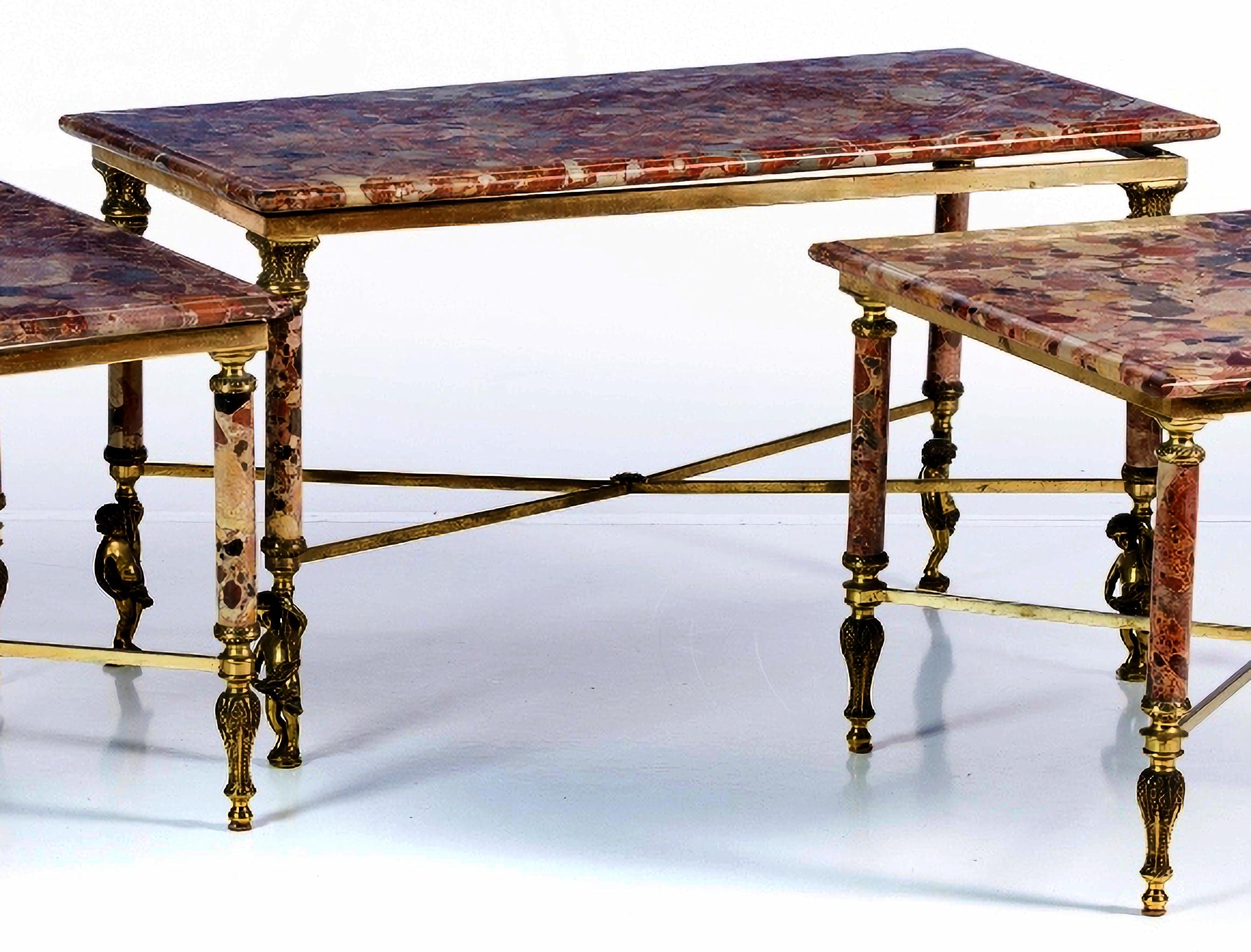 DREI ITALIENISCHE COUCHTISCHE

vom Ende des 19. Jahrhunderts,
Platten aus Breccia-Marmor, auf Sockeln aus gemeißelter Bronze ruhend.
Abmessung: (größte) 53 x 93 x 46 cm
gute Bedingungen
