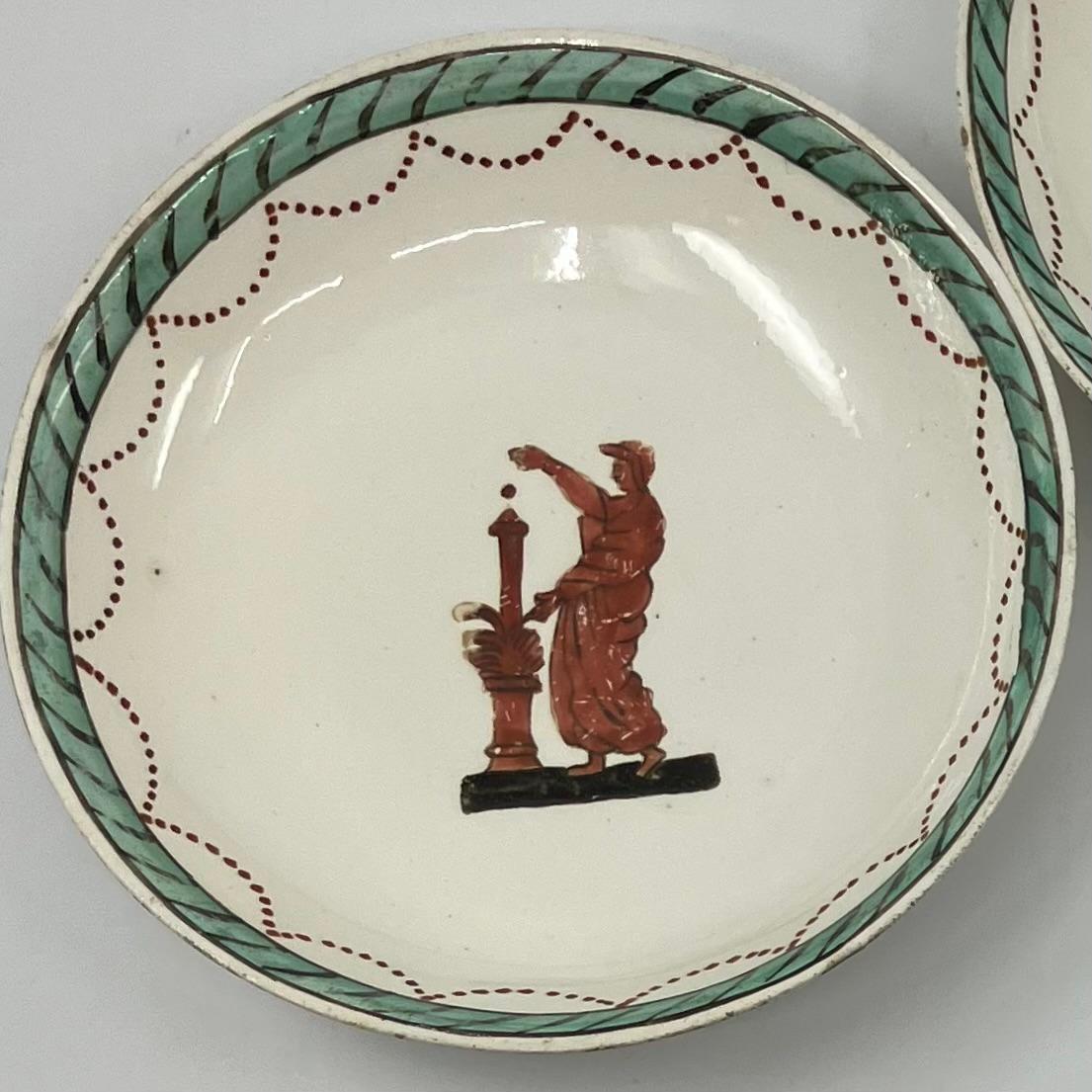 Trois plats italiens en faïence classique verte et rouge. Trio de plats anciens en faïence italienne de la taille d'une soucoupe, peints à la main en vert et rouge étrusque avec des figures classiques grecques dans le style pompéien. Del Vecchio,