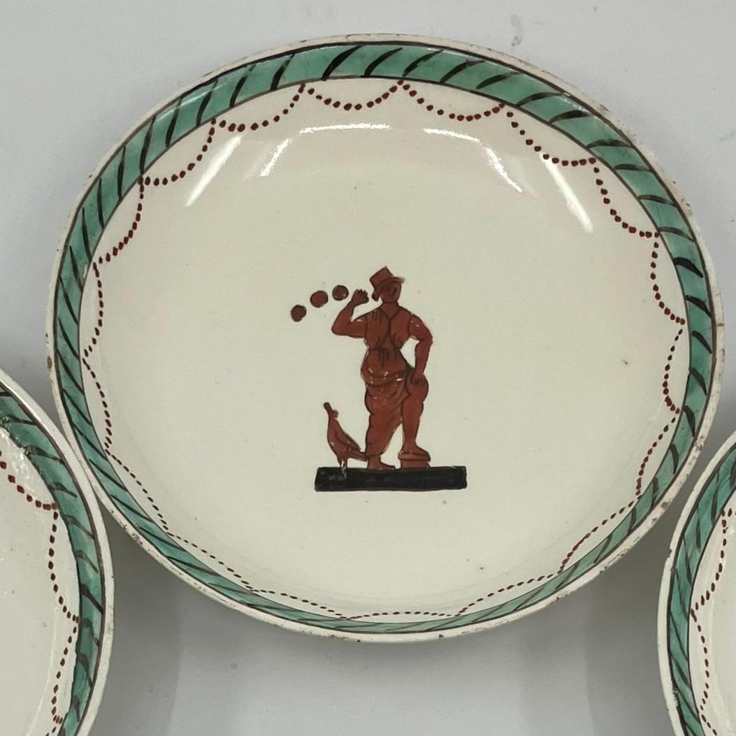 Trois plats italiens en Creamware classique vert et rouge Bon état - En vente à New York, NY