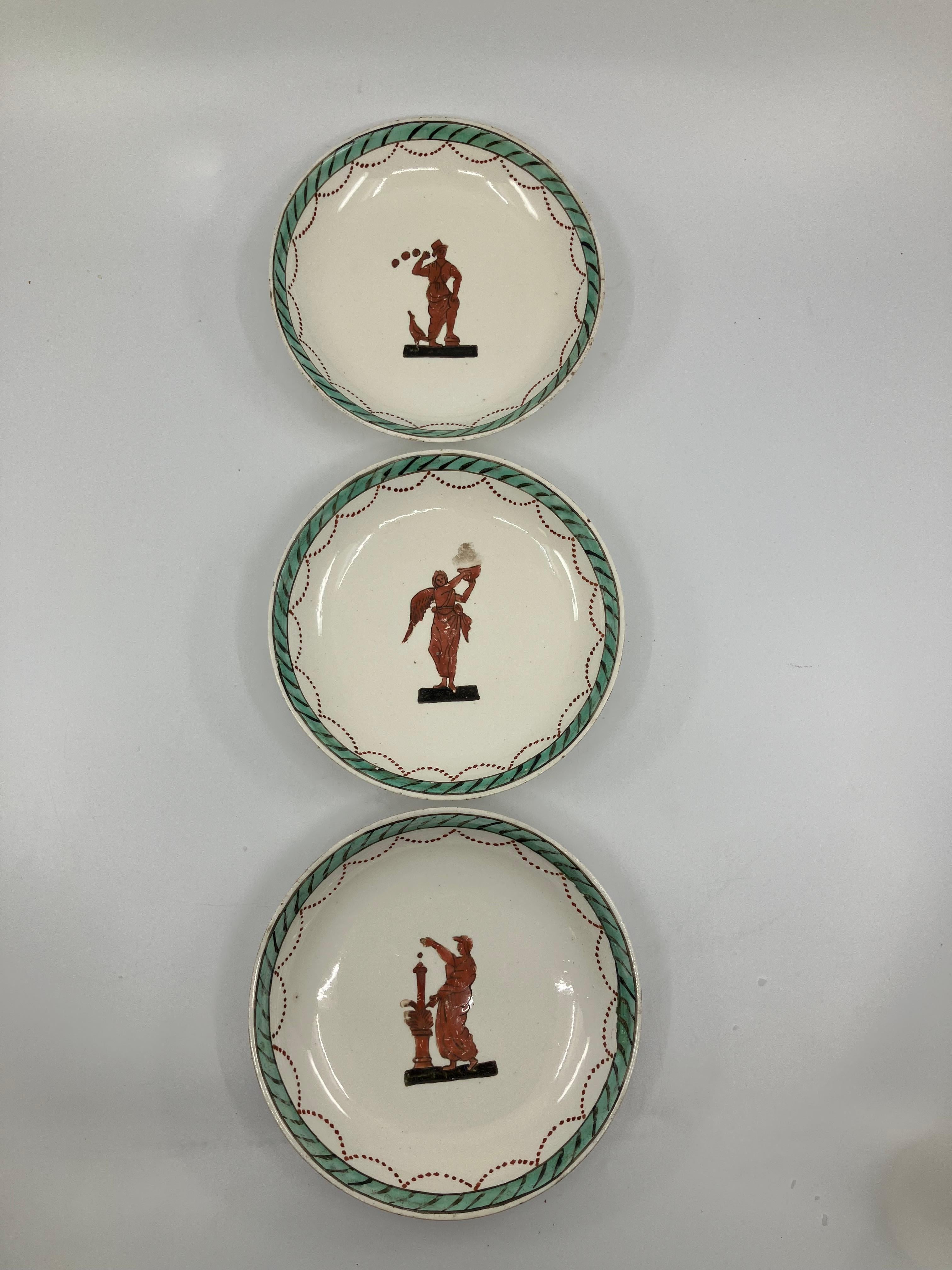 Trois plats italiens en Creamware classique vert et rouge en vente 2