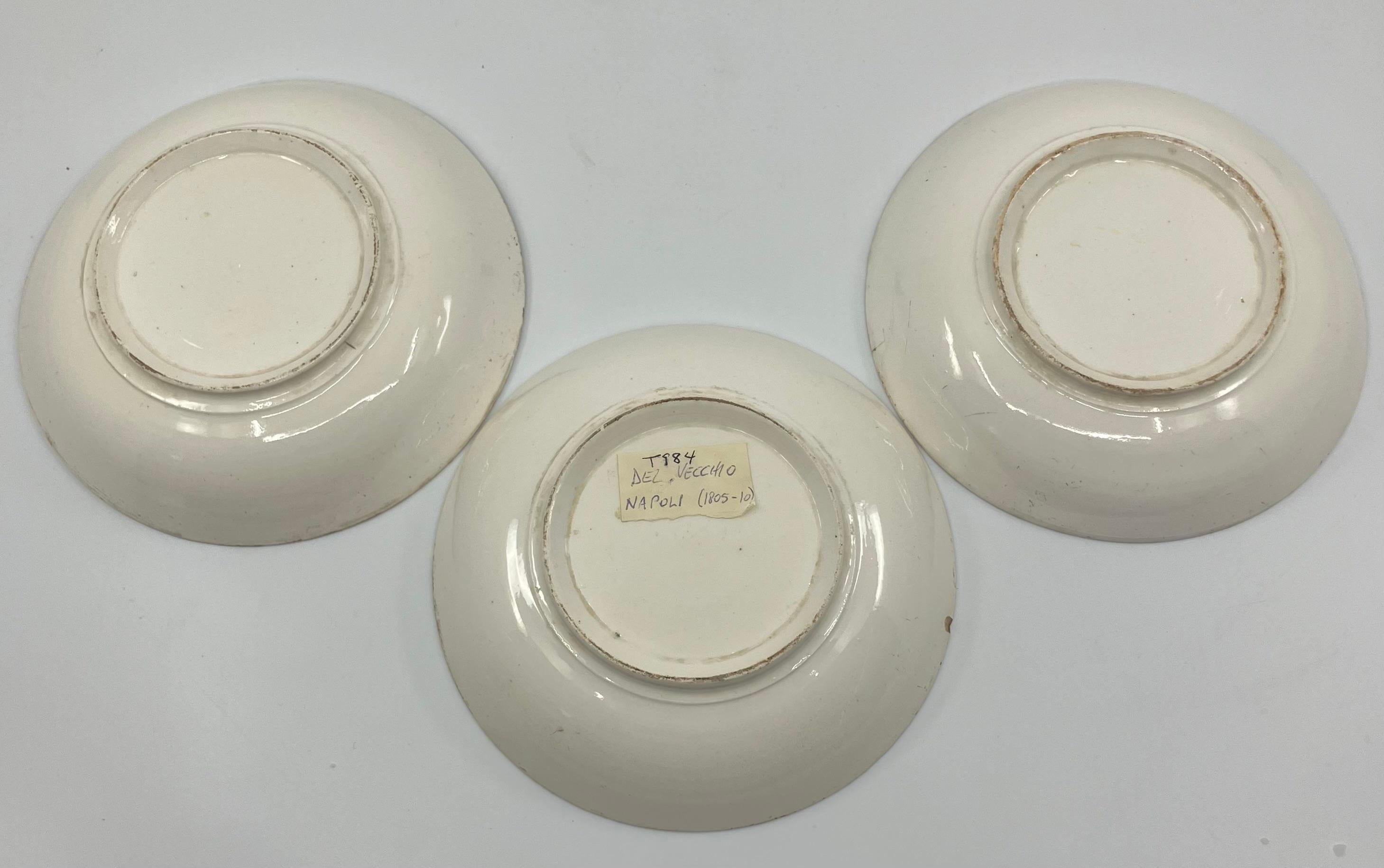 Trois plats italiens en Creamware classique vert et rouge en vente 3