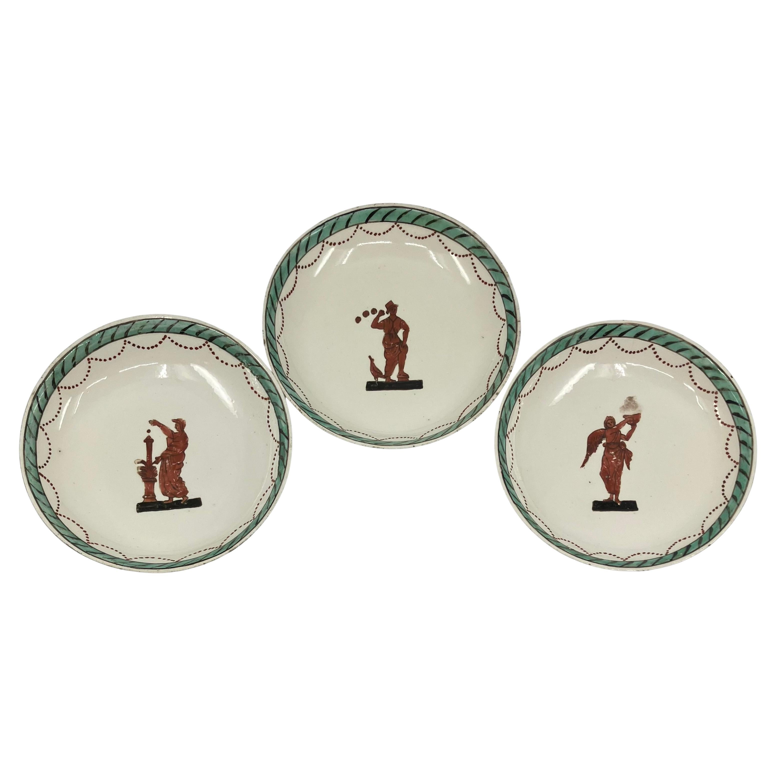Trois plats italiens en Creamware classique vert et rouge en vente