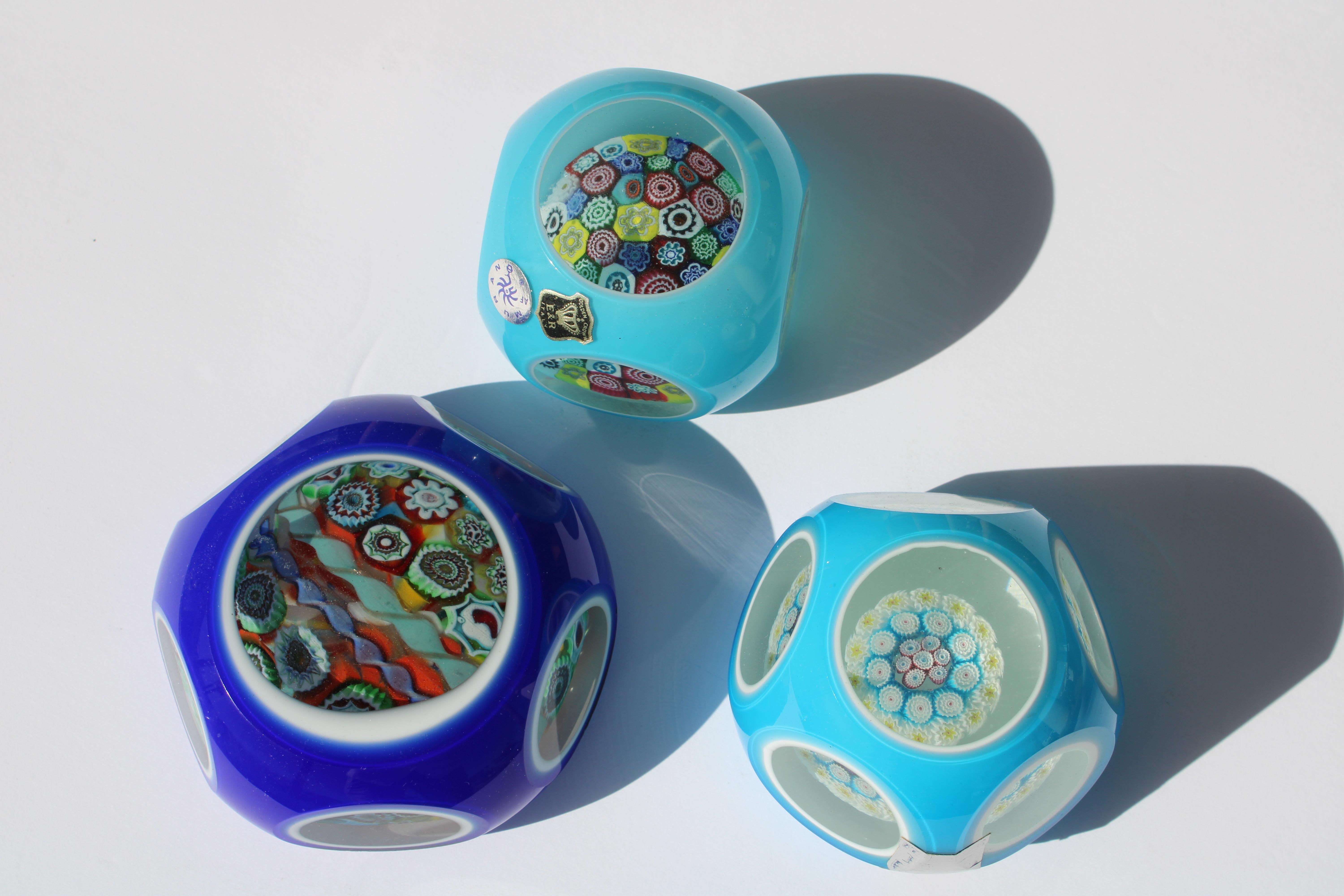 Tres pisapapeles italianos de cristal millefiori de Murano. Miden entre 1,75