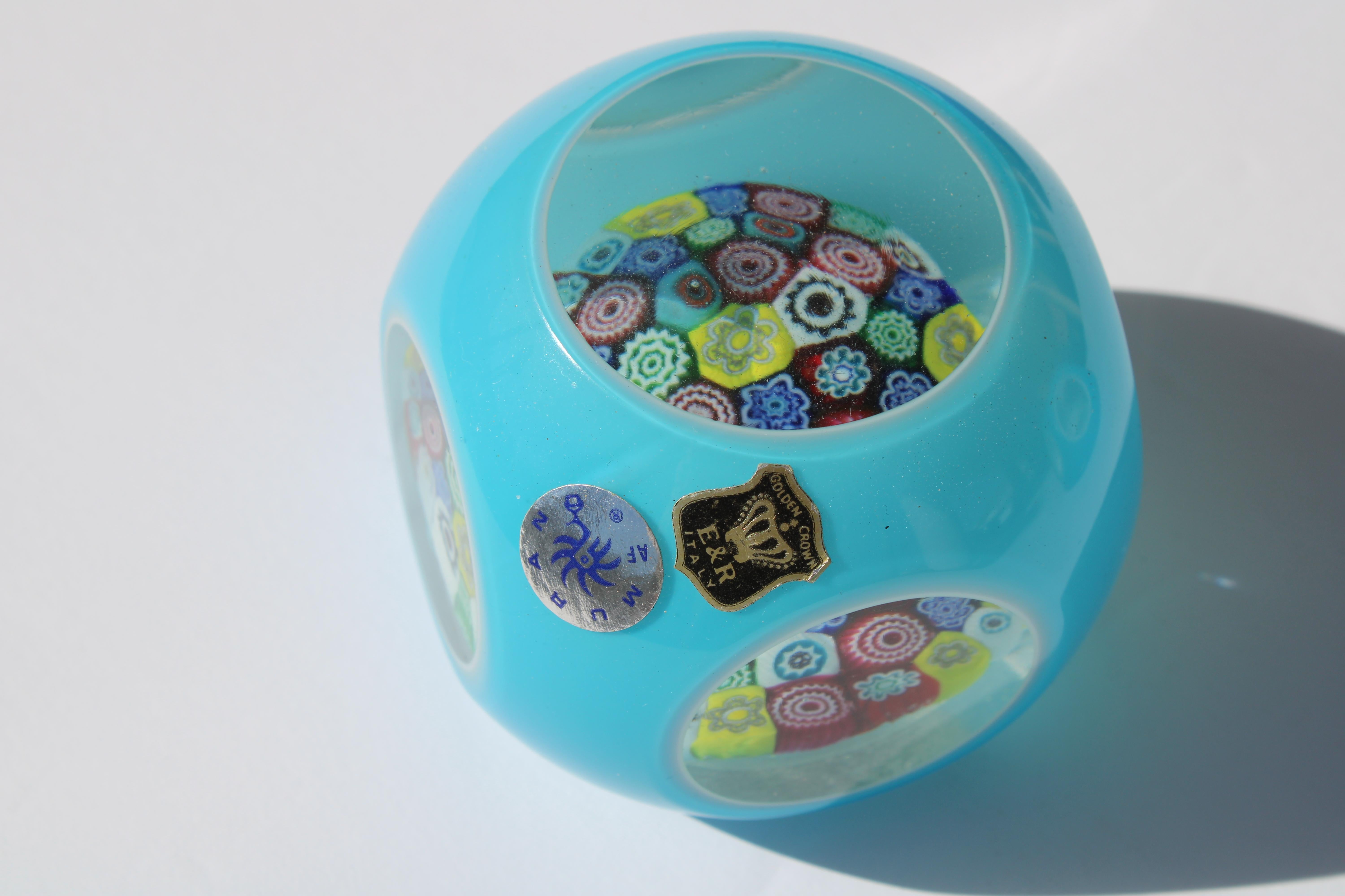 Tres pisapapeles italianos de vidrio con estuche Millefiori Vidrio artístico en venta