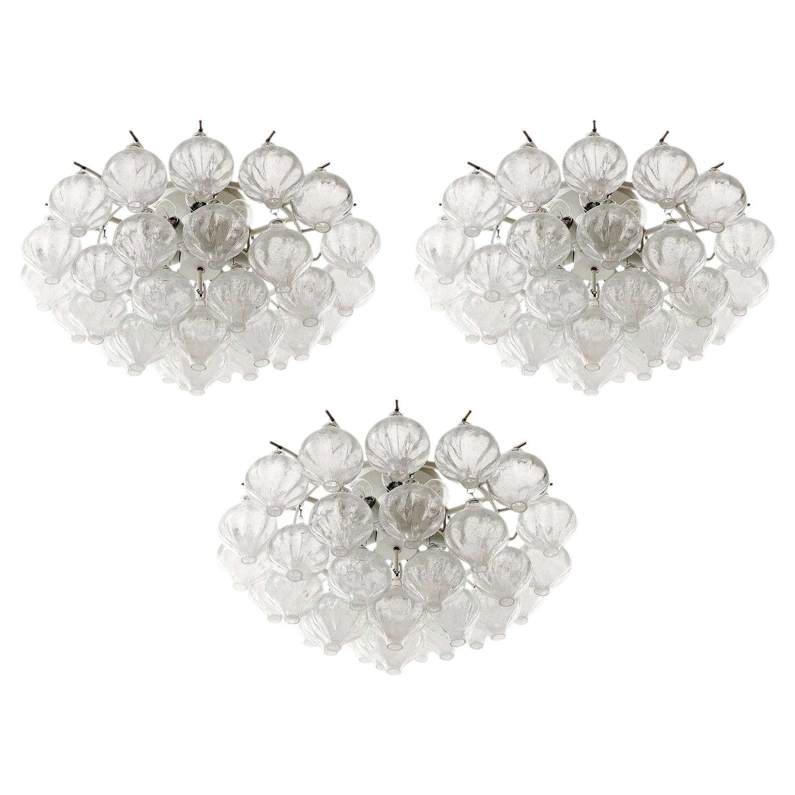 Tre lampadari Kalmar 'Tulipan', vetro, ottone, metallo, 1970 in vendita