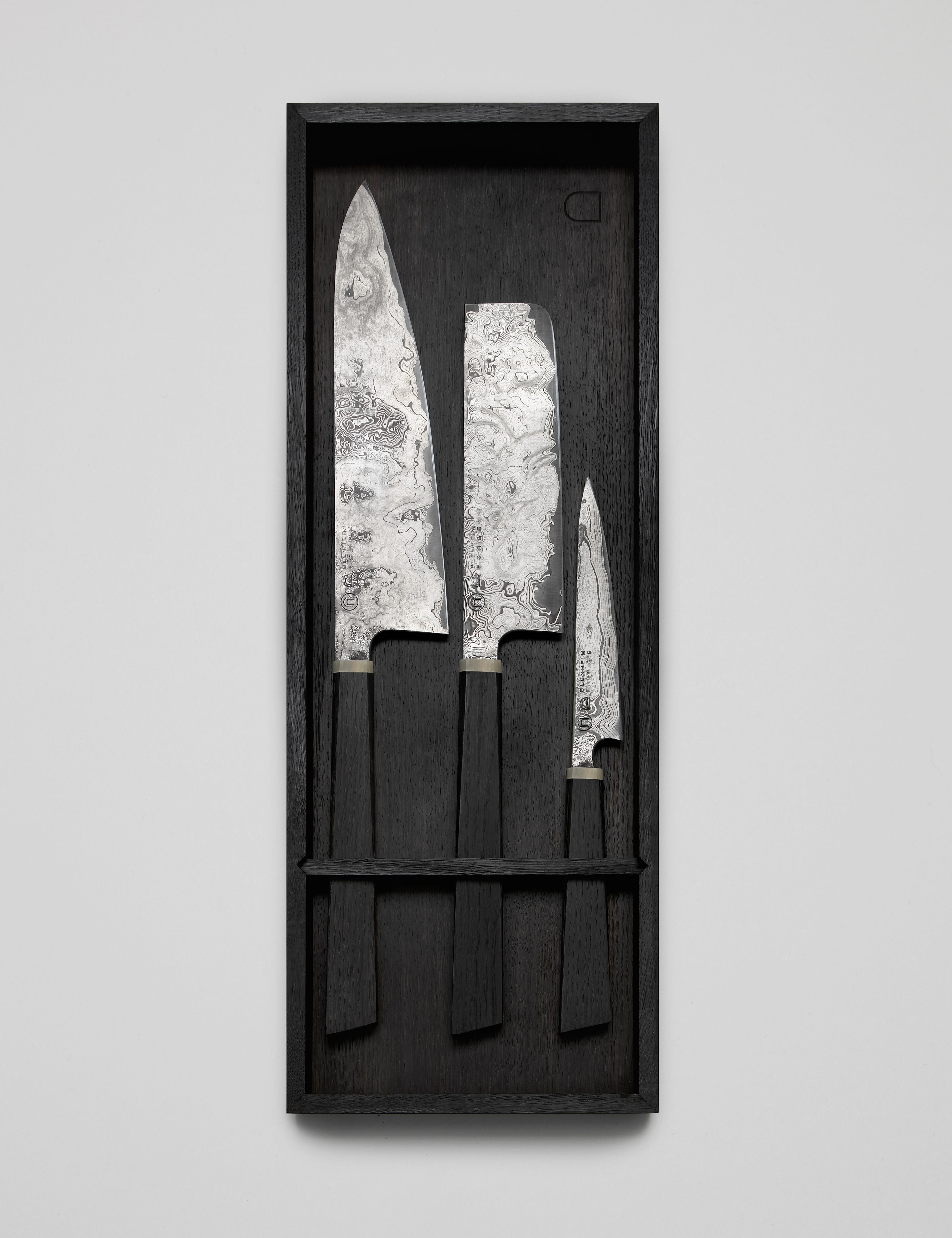 Embossé Set de trois couteaux en Damas avec boîte de présentation en chêne de Bog-oak vieux de 3000-5000 ans en vente