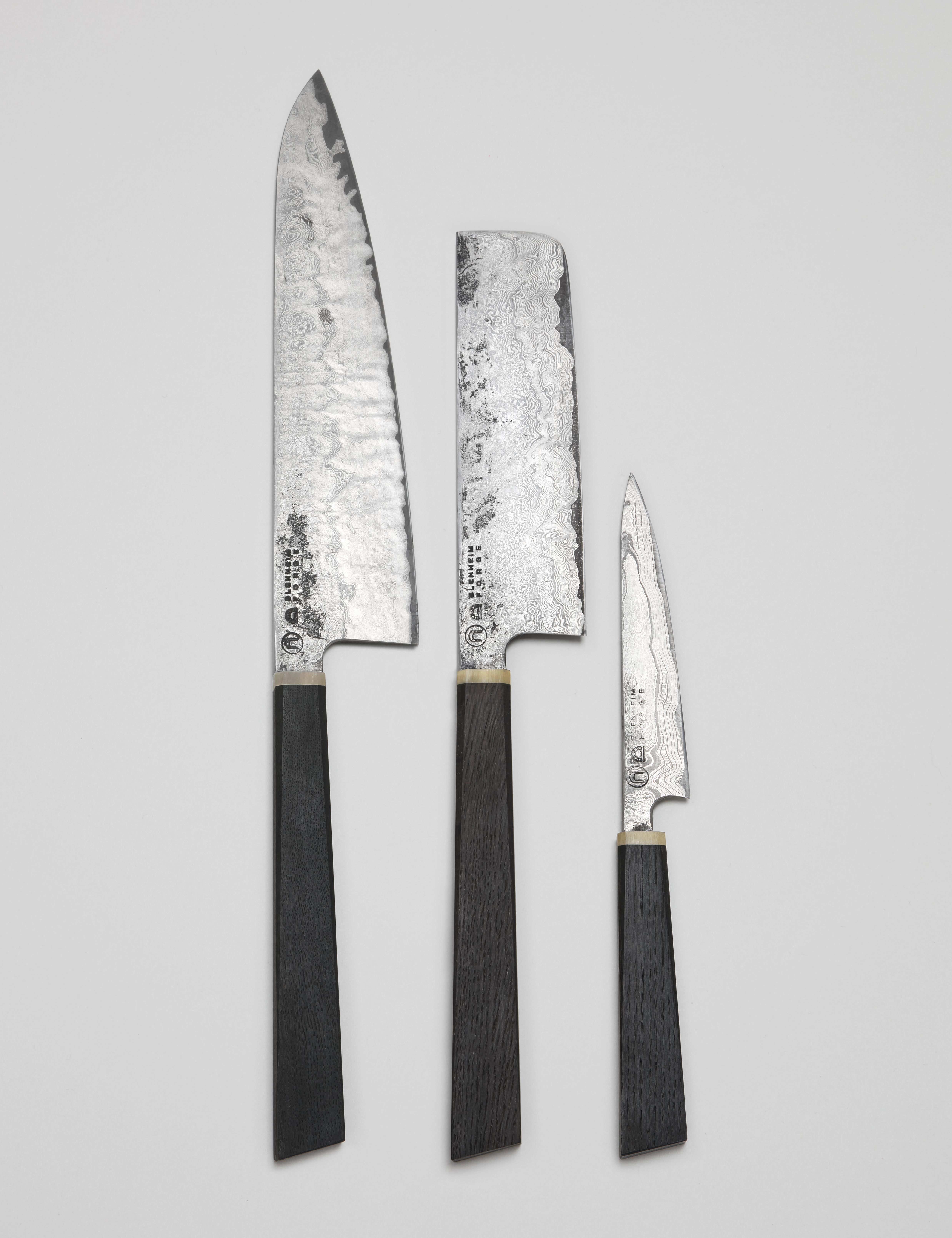 Drei Damascus-Messer-Set mit 3000-5000 Jahre alten Bog-oak-Vitrinenschachteln (Geprägt) im Angebot