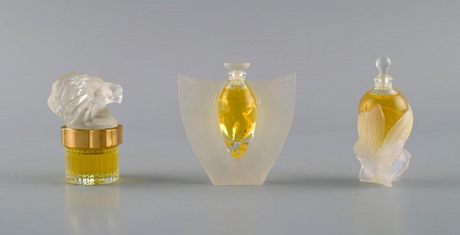 Three Lalique perfume bottles. Late 20th century.
Largest measures: 6 x 6 cm.
In perfect condition.
Label.
Material: Glass and gold plated metal.