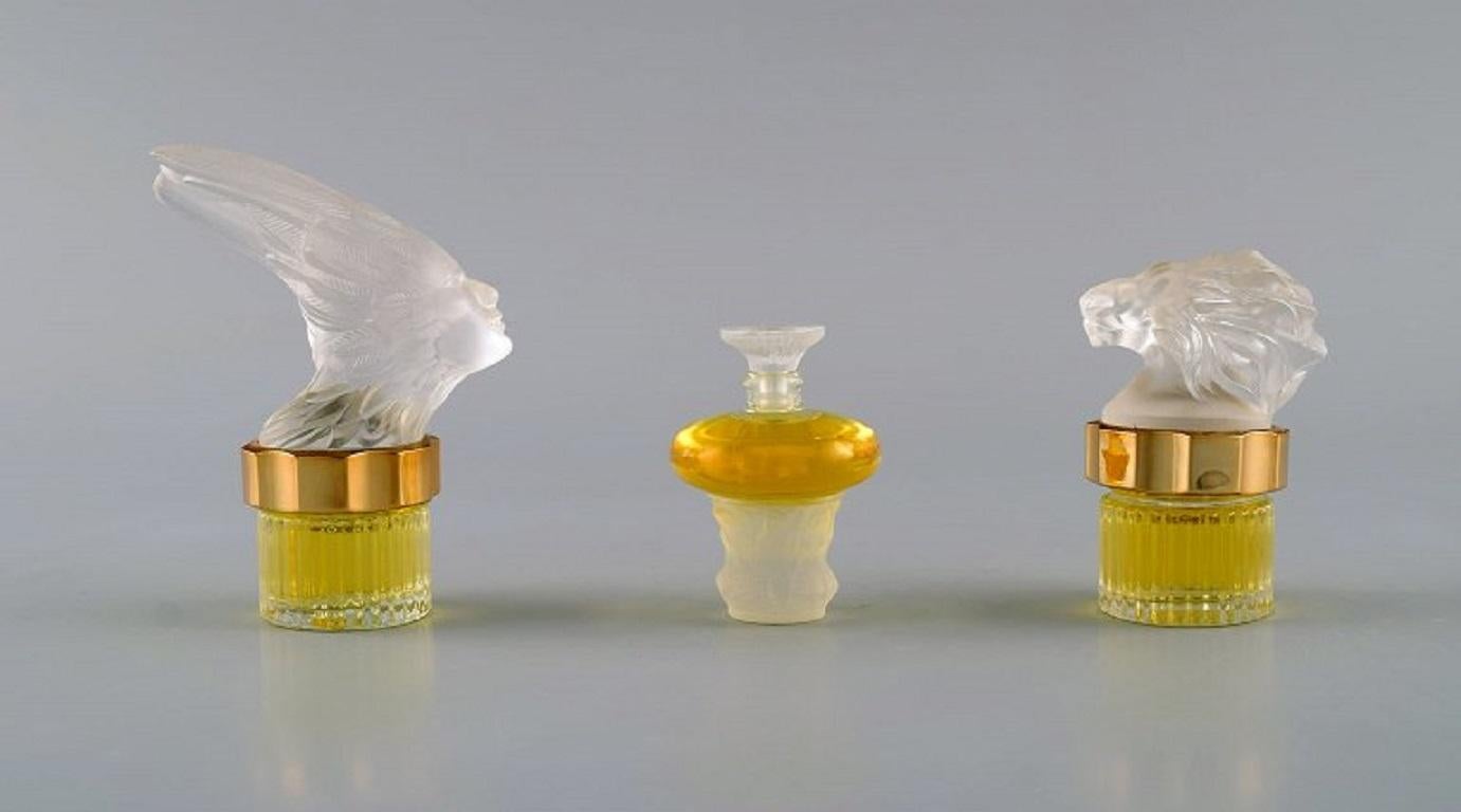 Three Lalique perfume bottles. Late 20th century.
Largest measures: 7.5 x 6 cm.
In perfect condition.
Label.
Material: Glass and gold plated metal.