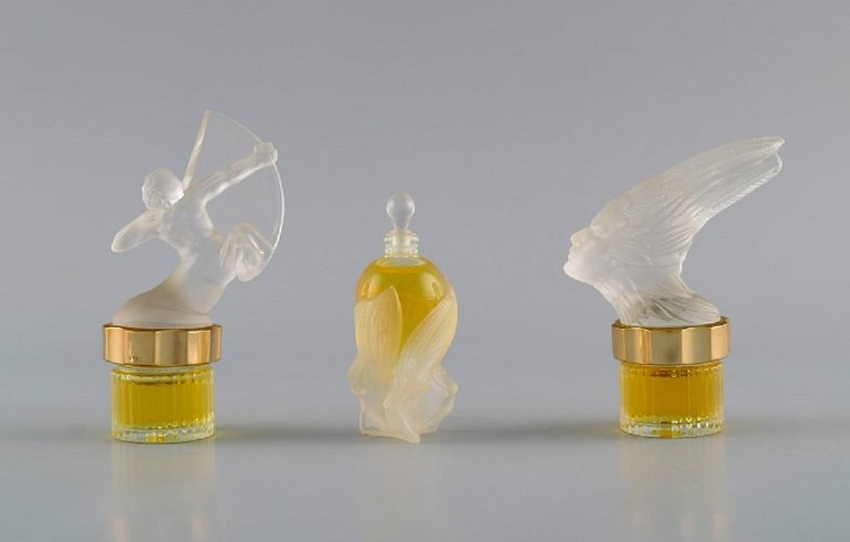 Three Lalique perfume bottles. Late 20th century.
Largest measures: 9 x 5 cm.
In perfect condition.
Sticker.
Material: Glass and gold plated metal.