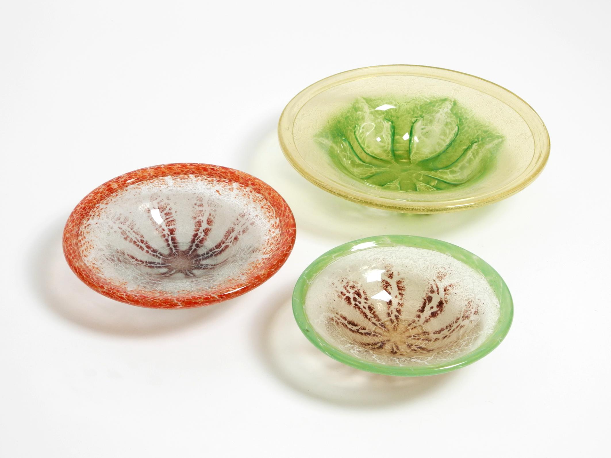 Drei große schöne farbige Glasschalen aus den 1930er Jahren von Karl Wiedmann für WMF Ikora (Moderne der Mitte des Jahrhunderts) im Angebot