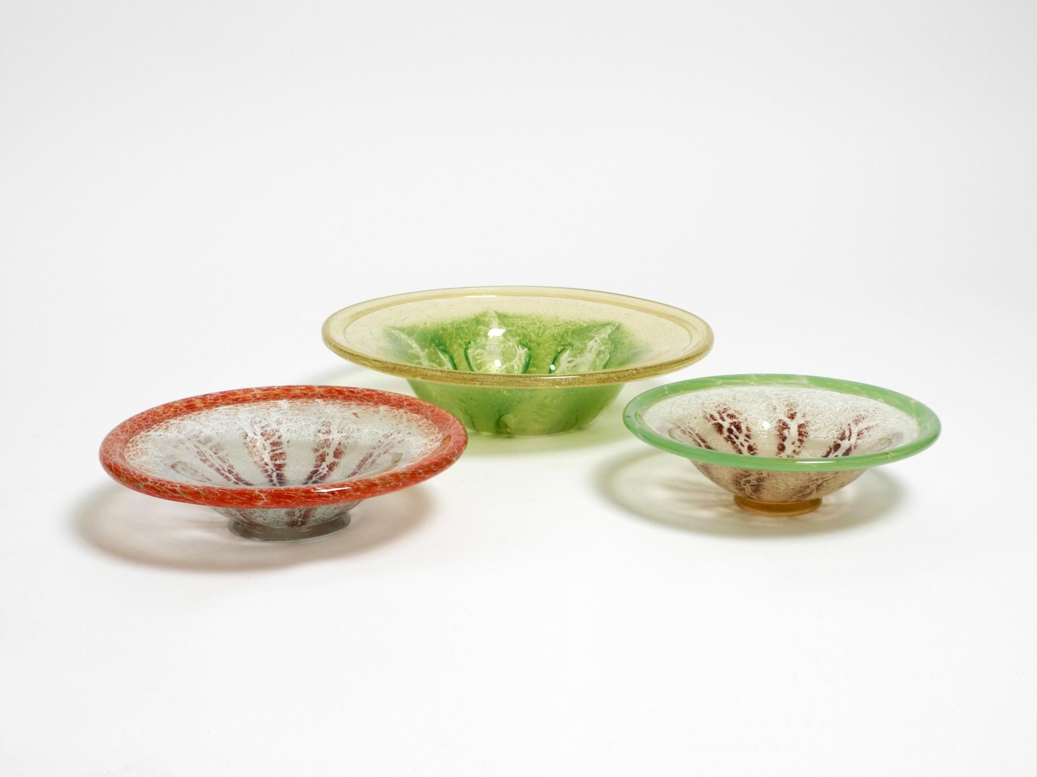 Drei große schöne farbige Glasschalen aus den 1930er Jahren von Karl Wiedmann für WMF Ikora (Deutsch) im Angebot