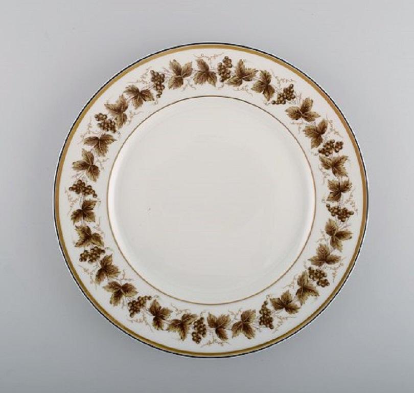 Three large Limoges porcelain plates with hand-painted grapevines and gold decoration. 1930s / 40s.
Measure: Diameter: 27.5 cm.
In excellent condition.
Stamped.