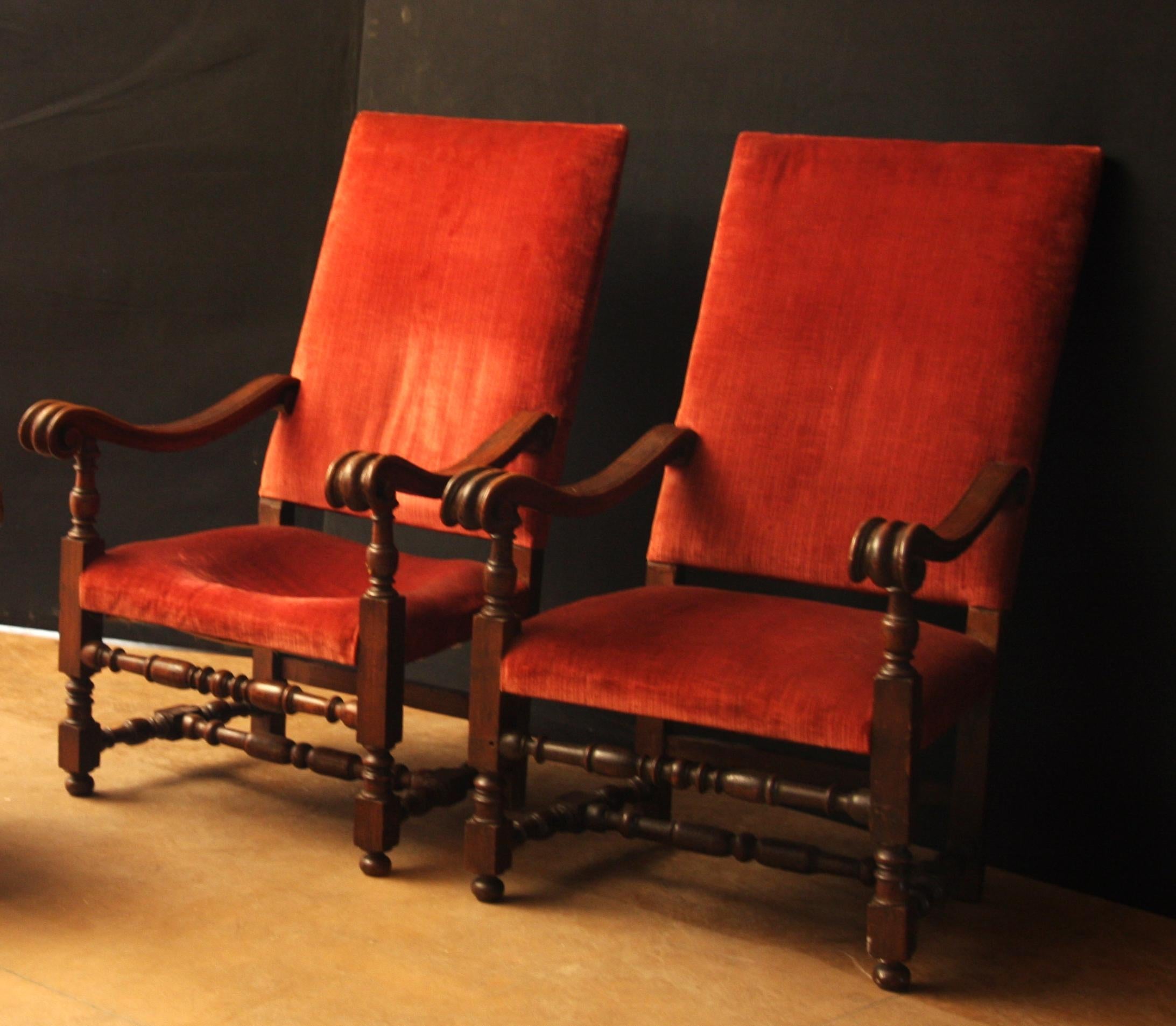 Three large walnut /armchairs chairs from the 1600s.
In good condition. 
Important armchairs, of great decor to make a warm and special. 
Very massive
Origin: Italy.
Measures: H. cm 115 - D. cm 89 - W. cm 75.
Contact us for further