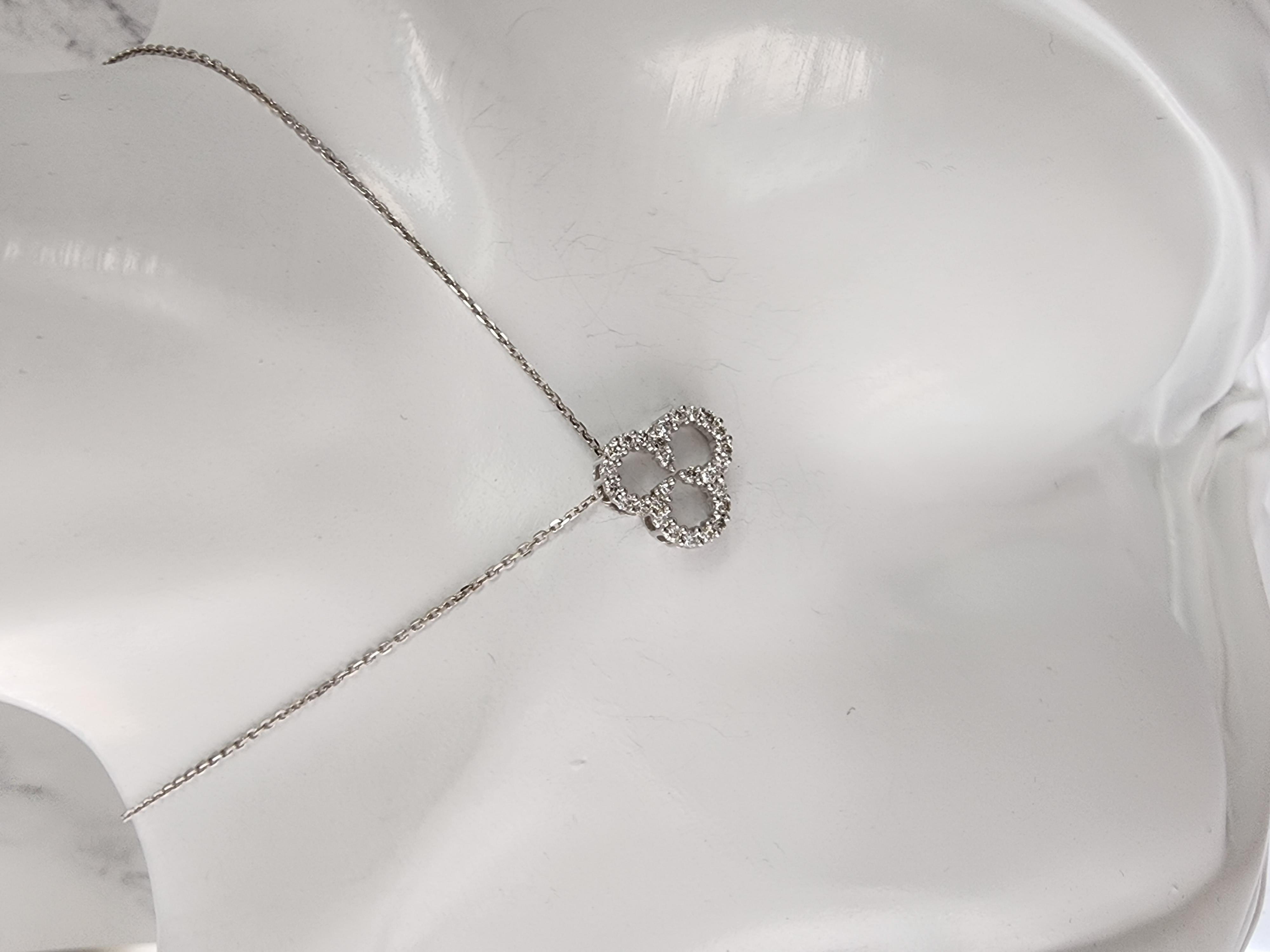 Taille ronde Collier trèfle à trois feuilles en or blanc 14 carats en vente
