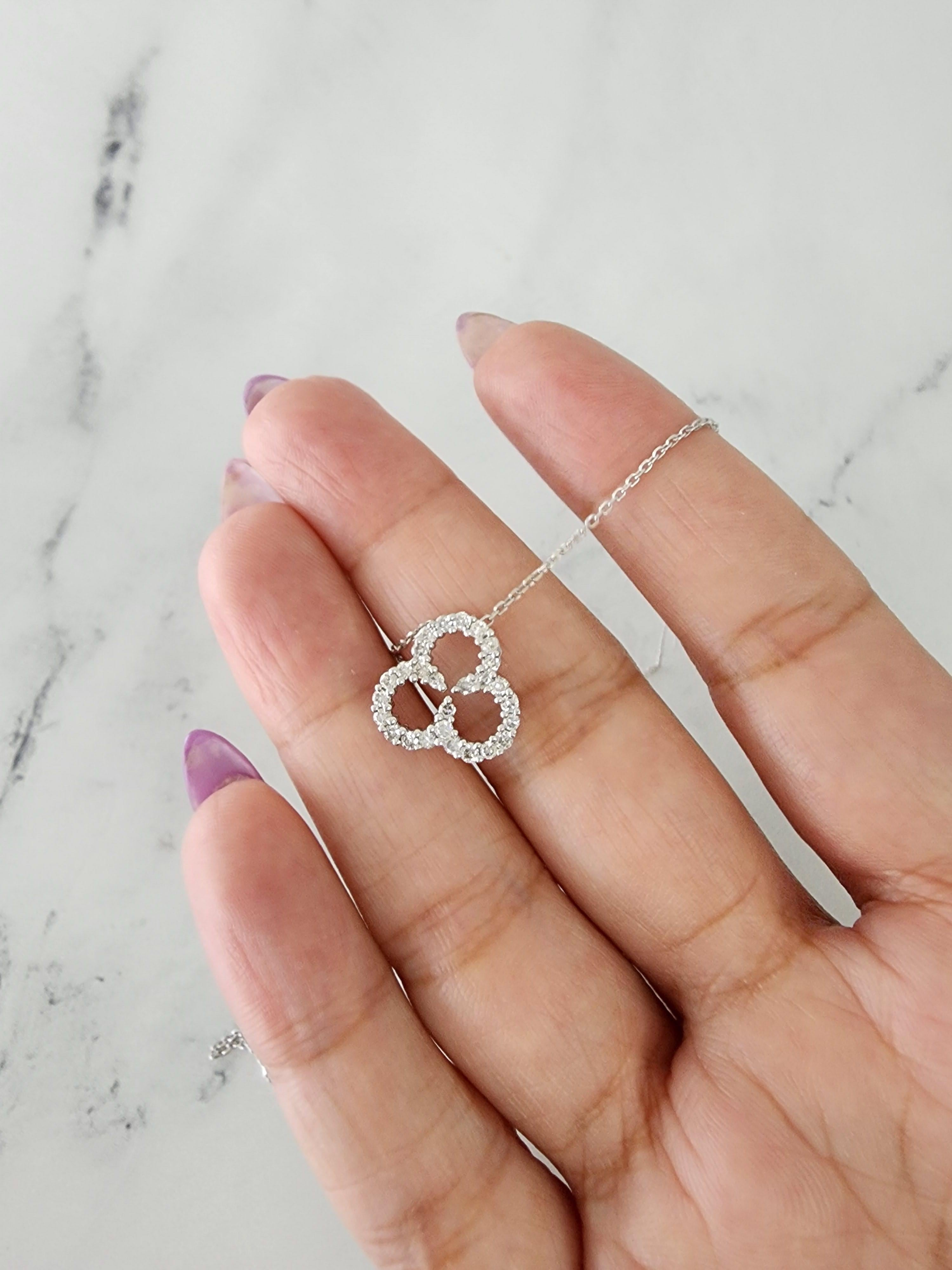 Collier trèfle à trois feuilles en or blanc 14 carats Neuf - En vente à Sugar Land, TX