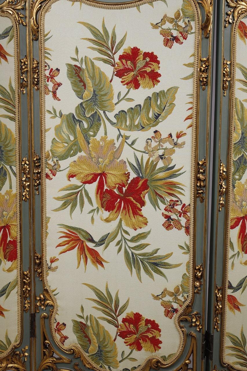Dreiblattiger Siebdruck im Louis-XV-Stil aus geformtem Holz und besticktem Stoff im Angebot 4