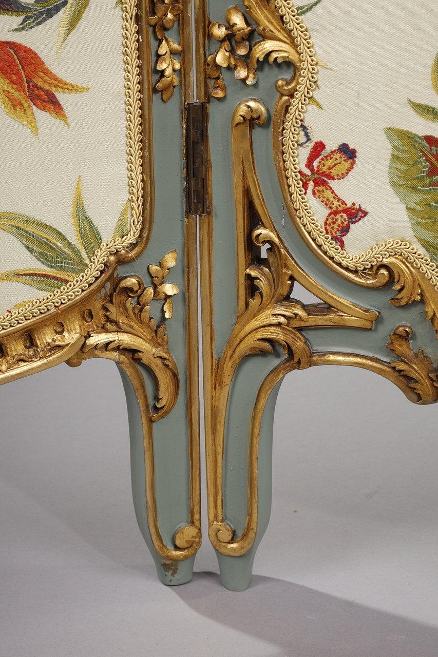 Three-leaf Louis XV style screen in molded wood and embroidered fabric For Sale 8