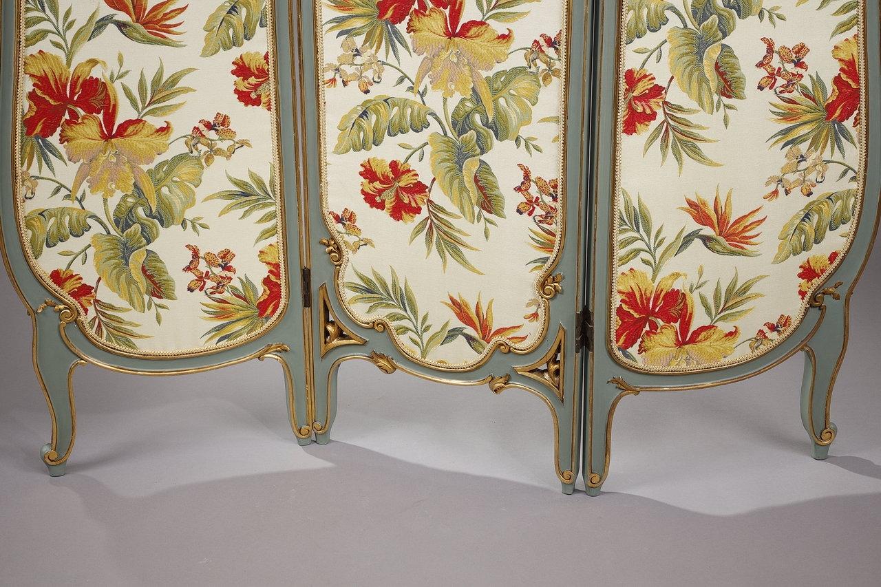 Three-leaf Louis XV style screen in molded wood and embroidered fabric For Sale 10