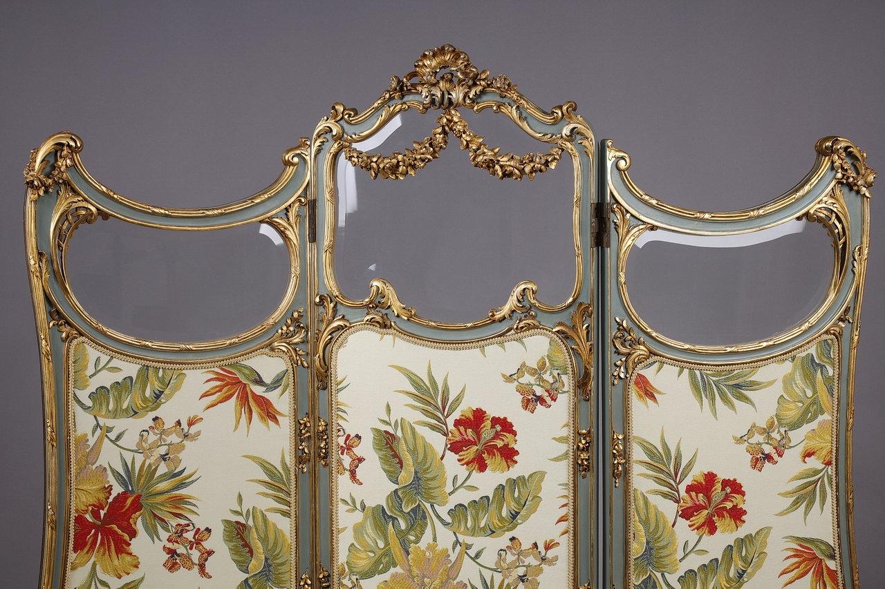 French Three-leaf Louis XV style screen in molded wood and embroidered fabric For Sale