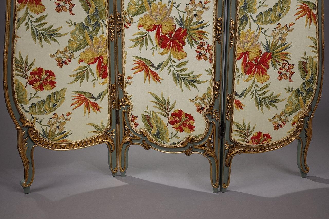Dreiblattiger Siebdruck im Louis-XV-Stil aus geformtem Holz und besticktem Stoff (Französisch) im Angebot