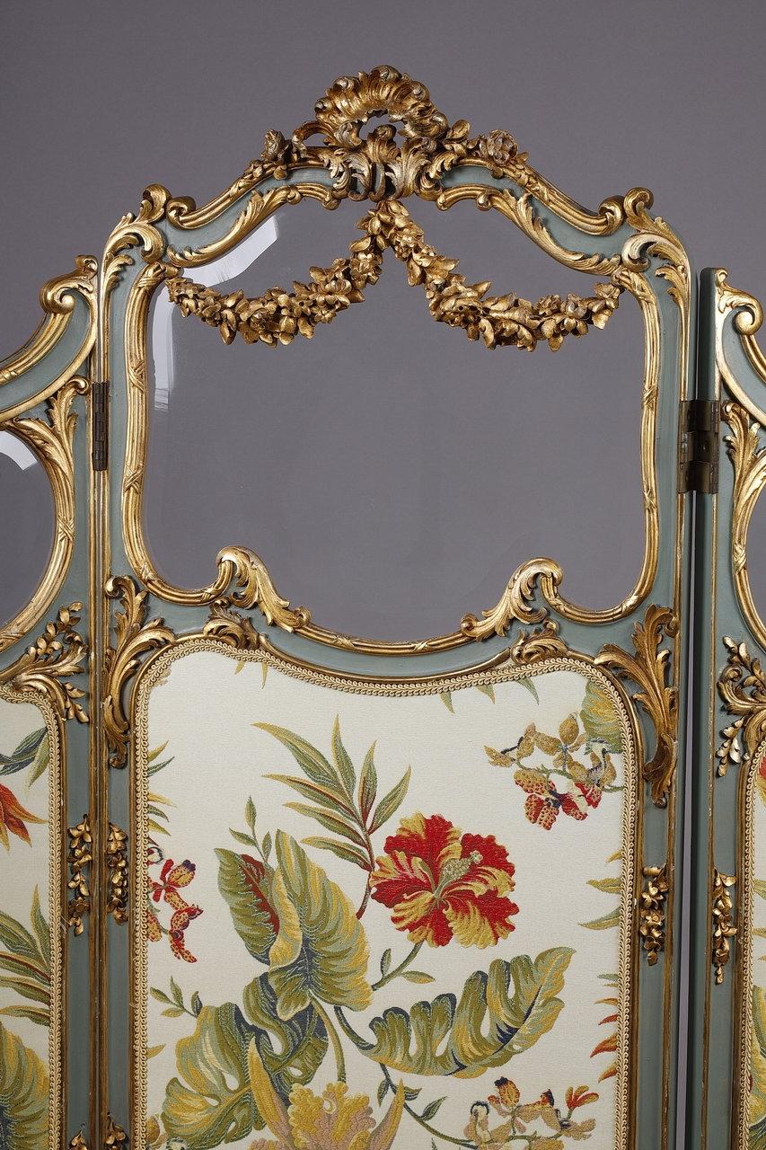 Three-leaf Louis XV style screen in molded wood and embroidered fabric For Sale 1