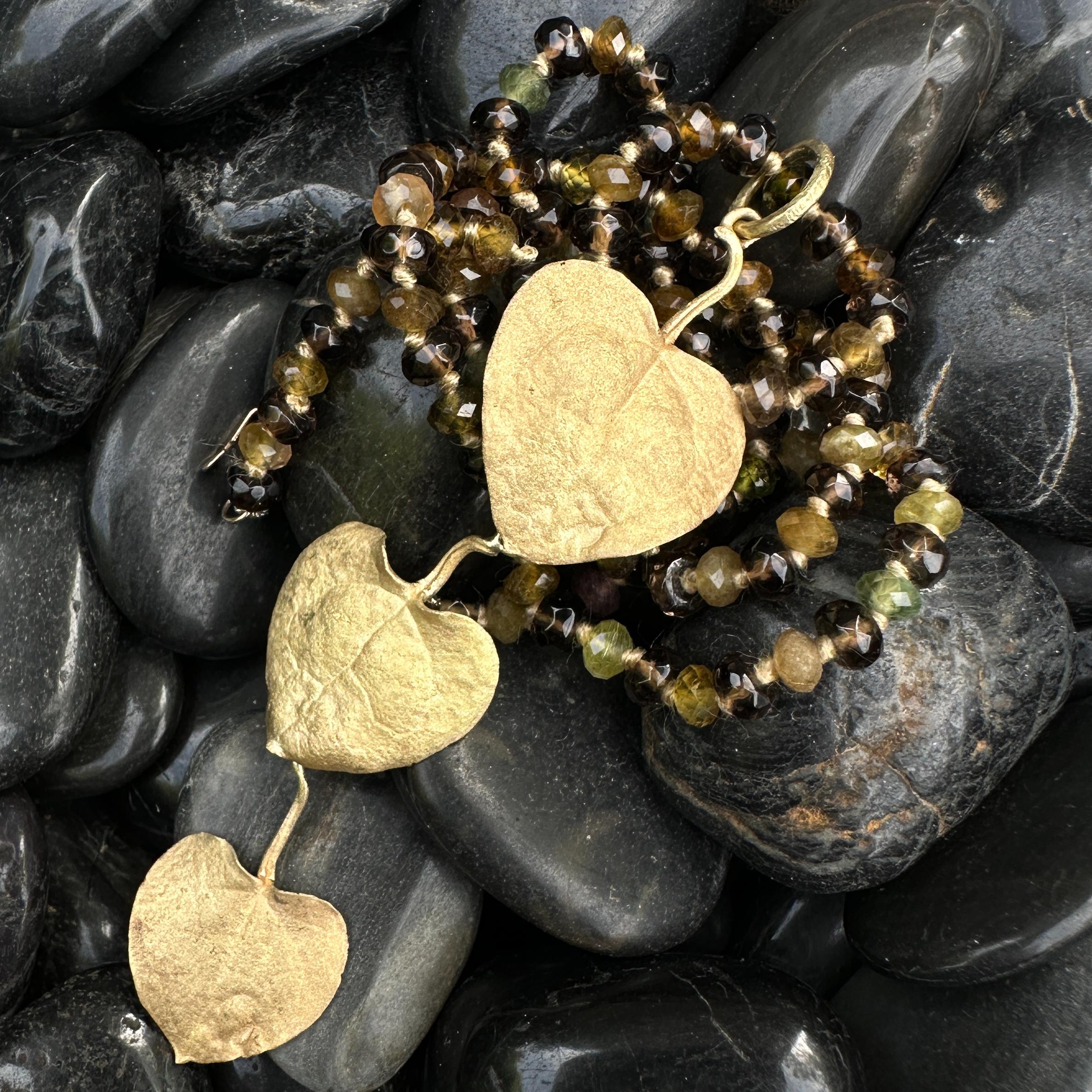 Dreiblatt-Anhänger aus 18 Karat Gold mit abnehmbarem Turmalin und Quarz-Halskette im Zustand „Neu“ im Angebot in Sherman Oaks, CA