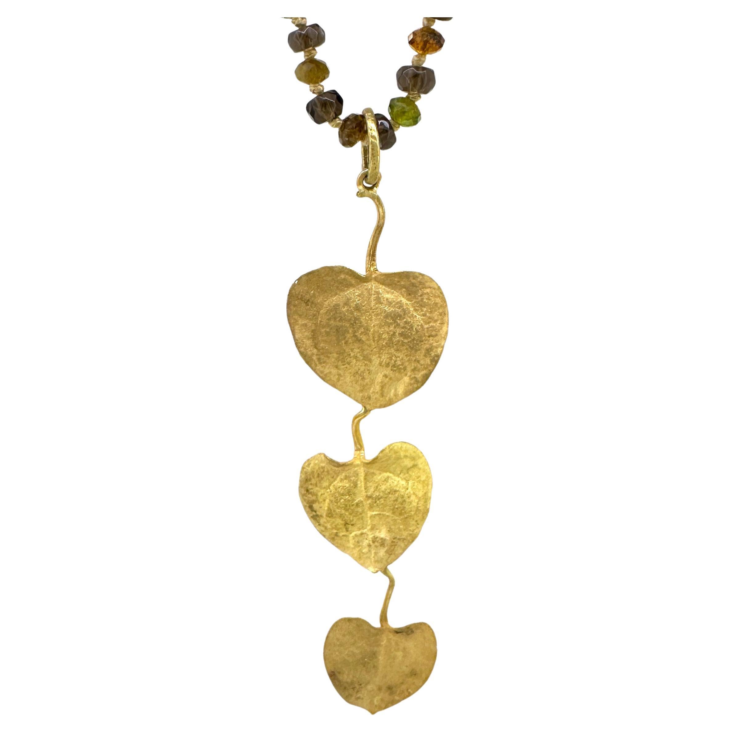 Dreiblatt-Anhänger aus 18 Karat Gold mit abnehmbarem Turmalin und Quarz-Halskette im Angebot