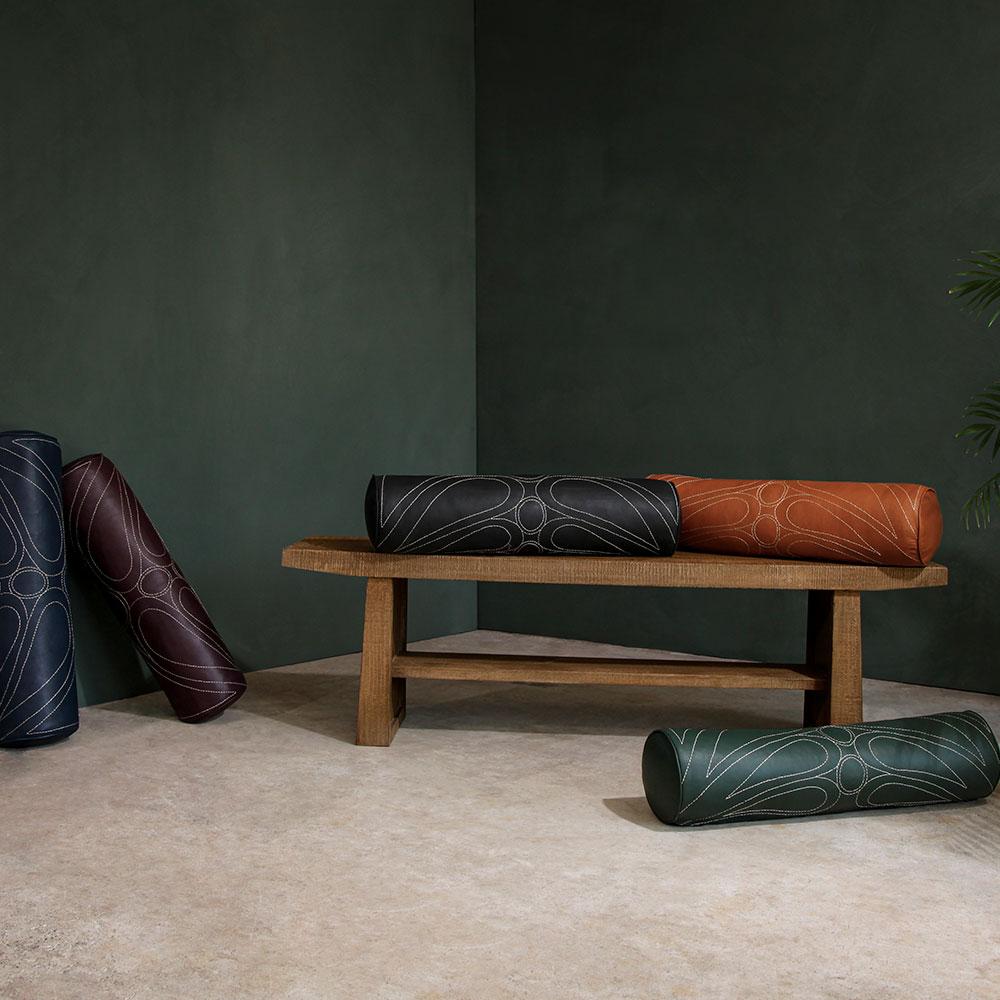Mid-Century moderno Tre cuscini bolster in pelle, intrecciati, di colore cammello, collezione Talabartero in vendita