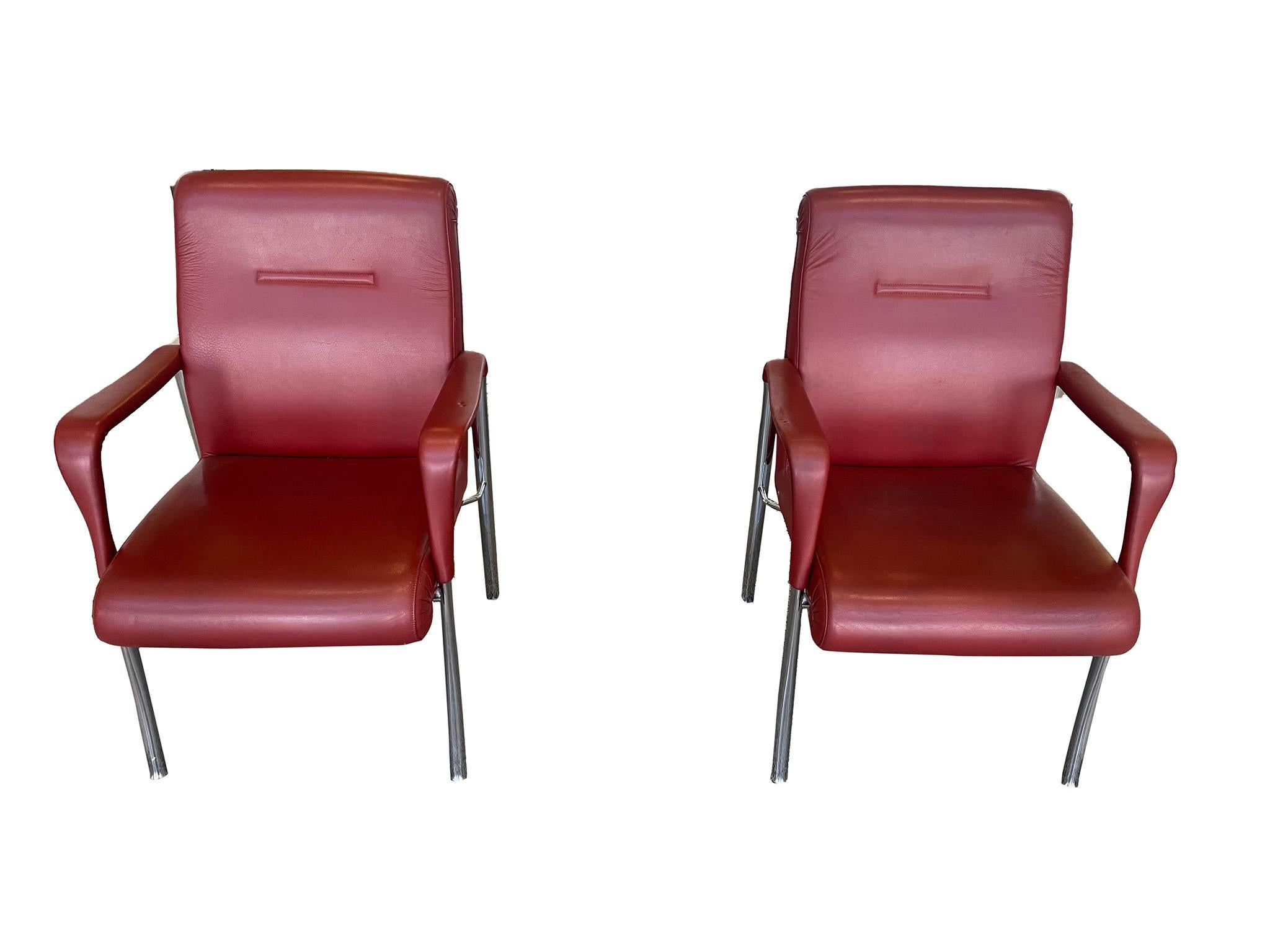 20ième siècle Trois chaises de salle à manger ou de bureau en cuir par Poltrona Frau en cuir rouge sang de bœuf en vente