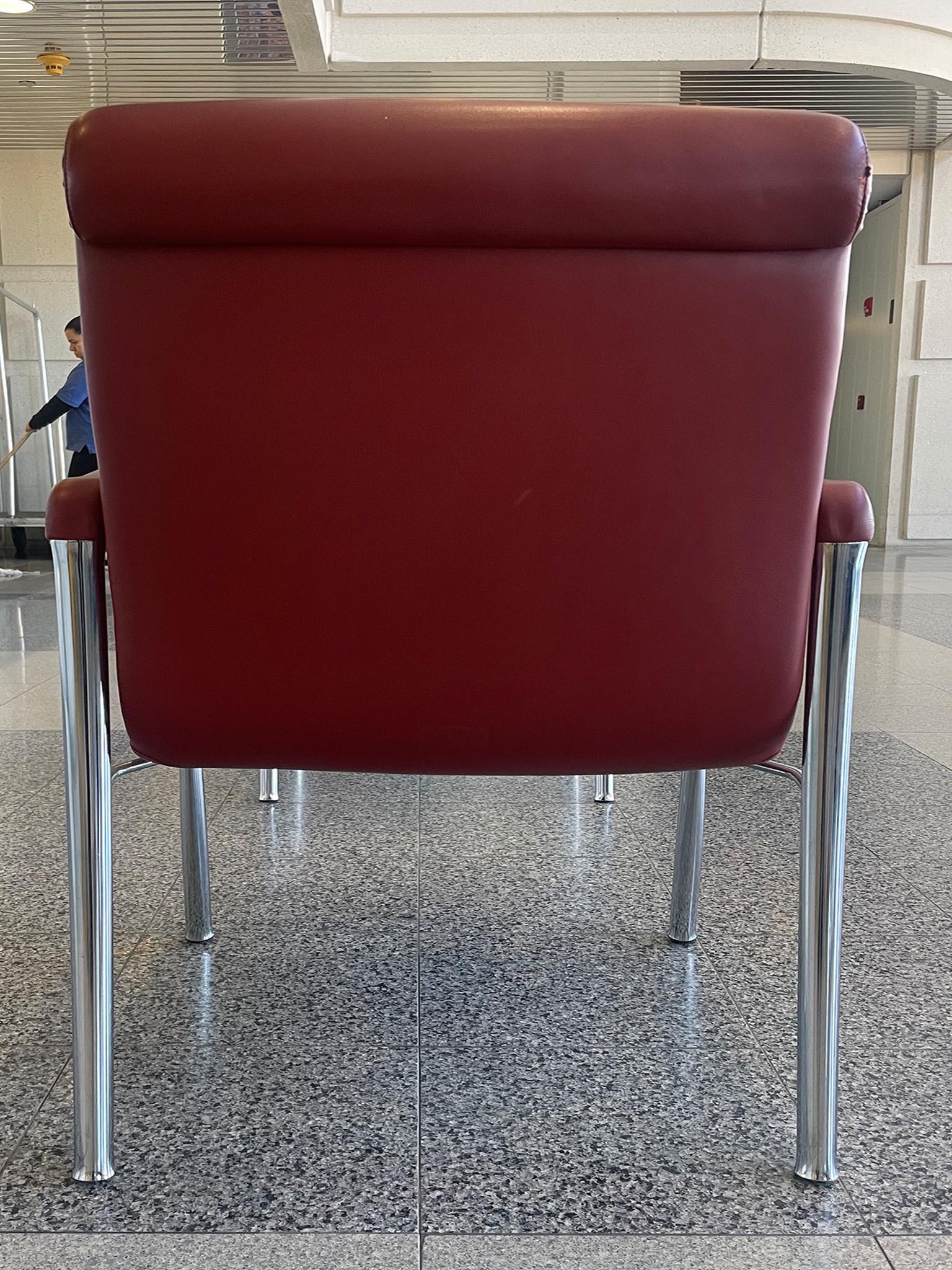 Trois chaises de salle à manger ou de bureau en cuir par Poltrona Frau en cuir rouge sang de bœuf en vente 2