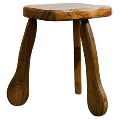 Tabouret en bois brutaliste à trois pieds