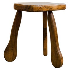 Tabouret en bois brutaliste à trois pieds