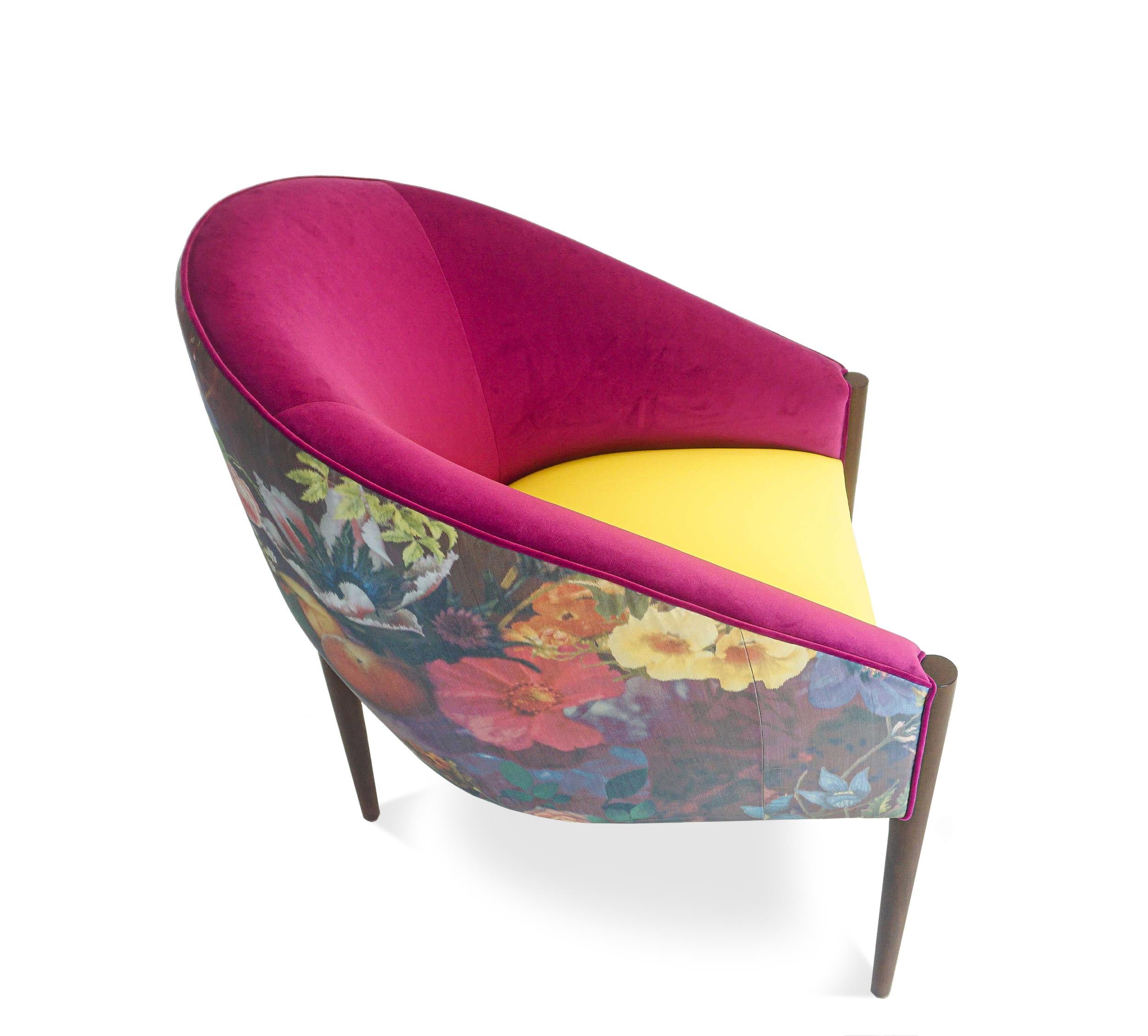 Chaise de salle à manger en noyer avec bras en pente à trois pieds, personnalisable en vente 4