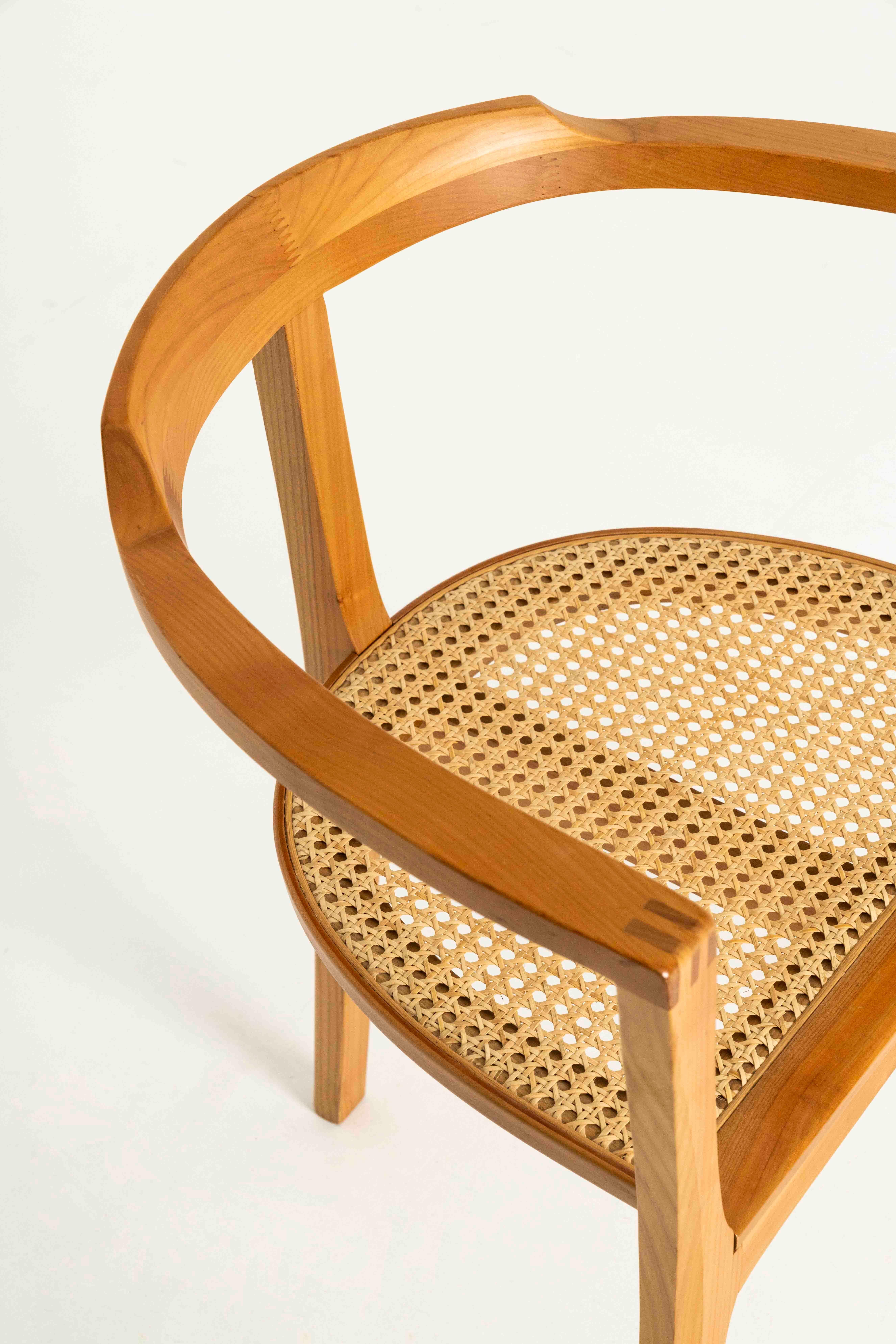 Dreibeiniger Stuhl von Xaver Seemüller aus Holz und Schilfrohr, Deutschland (Mitte des 20. Jahrhunderts) im Angebot
