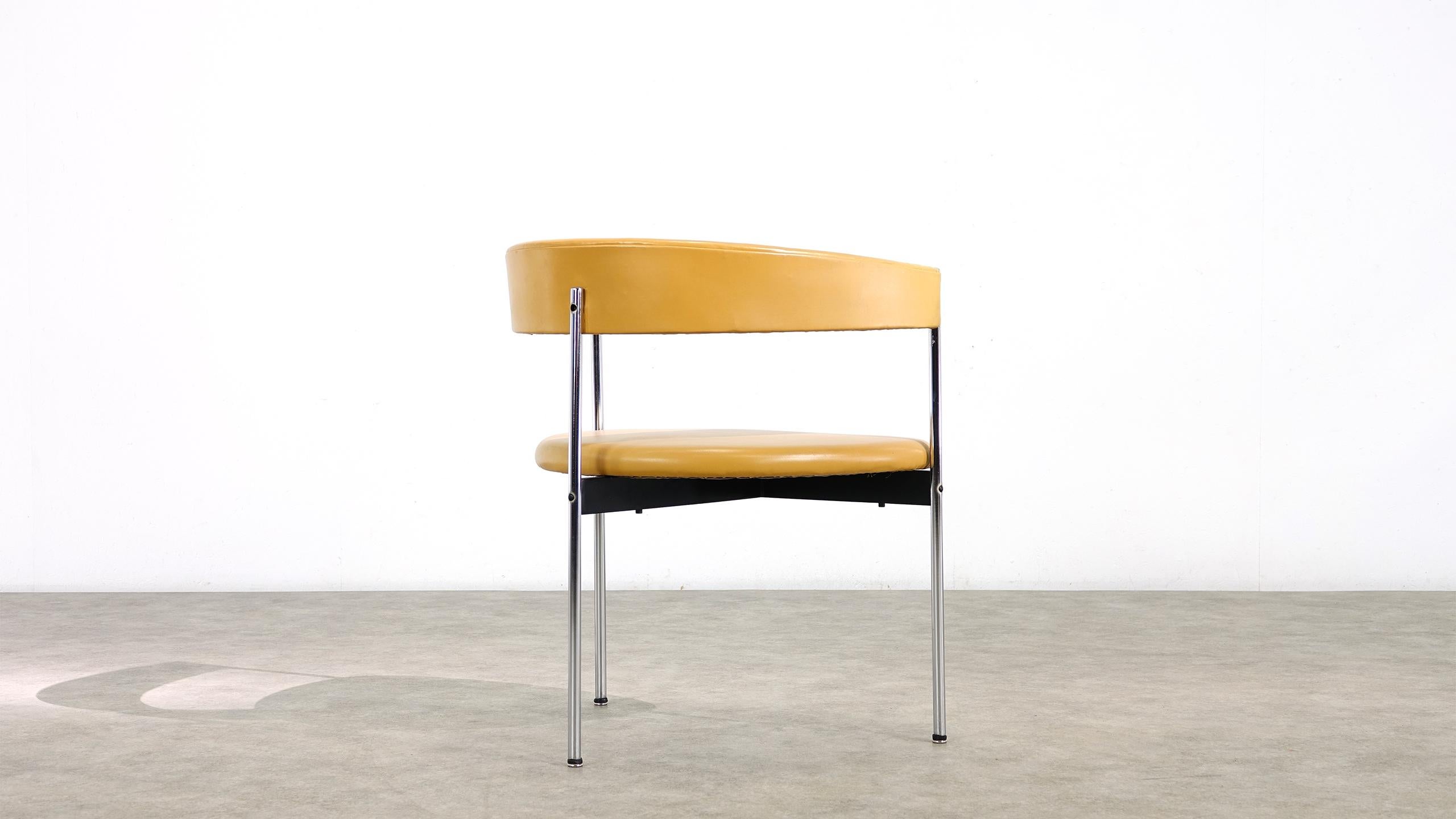 Dreibeiniger Stuhl von Dieter Waeckerlin für Idealheim. Wunderschön gestalteter Stuhl aus den 1960er Jahren. Seltene dreibeinige Konstruktion, mit grünem Kunstleder bezogen.
Er hat leichte Gebrauchsspuren, ist aber insgesamt in gutem Zustand.