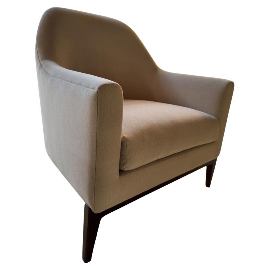 Le délai de fabrication de la chaise est de 5 à 6 semaines à compter de la réception du COM (Customer Owned Material) ou de la sélection de notre collection de tissus et de l'approbation de l'échantillon de teinture. 
COM Requirements- 9 yards de