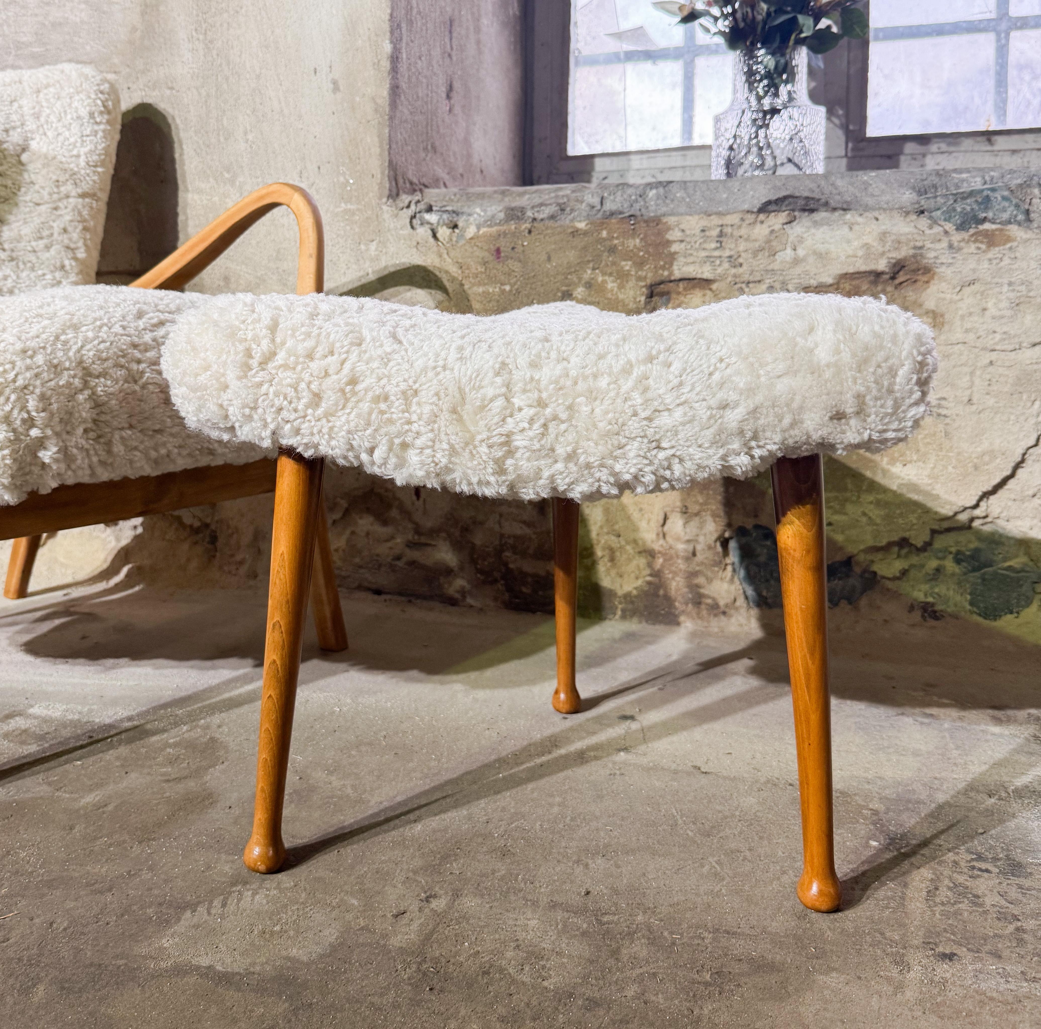 Dreibeiniger, geschwungener Hocker - skandinavisches Design  - Wiedergepolstertes Schafsfell im Zustand „Hervorragend“ im Angebot in Stockholm, SE