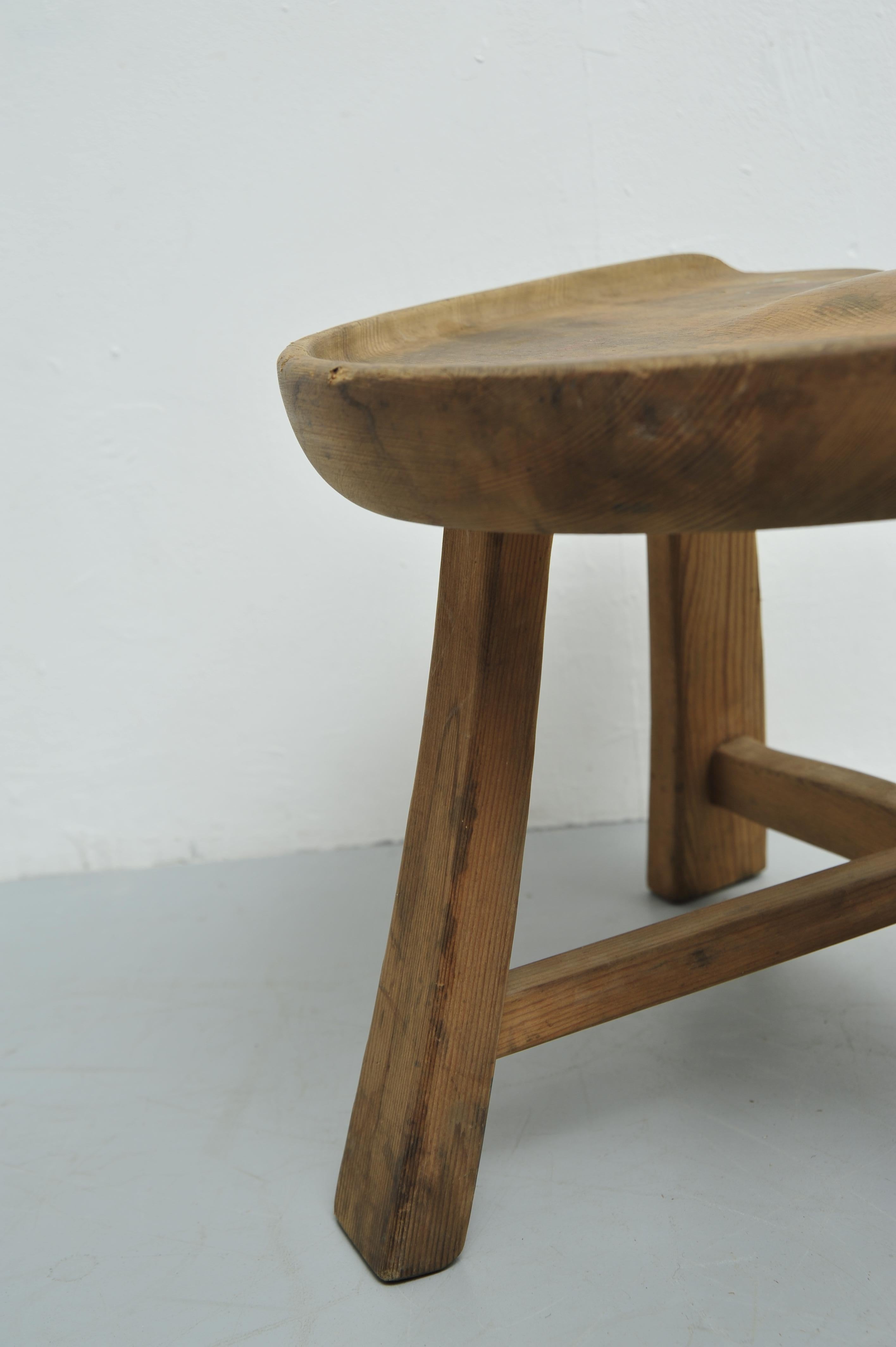 Three-Legged 'Fjøskrakk Mod. 522' Pine Stool by Ragnvald Krogenæs (1960s) For Sale 3