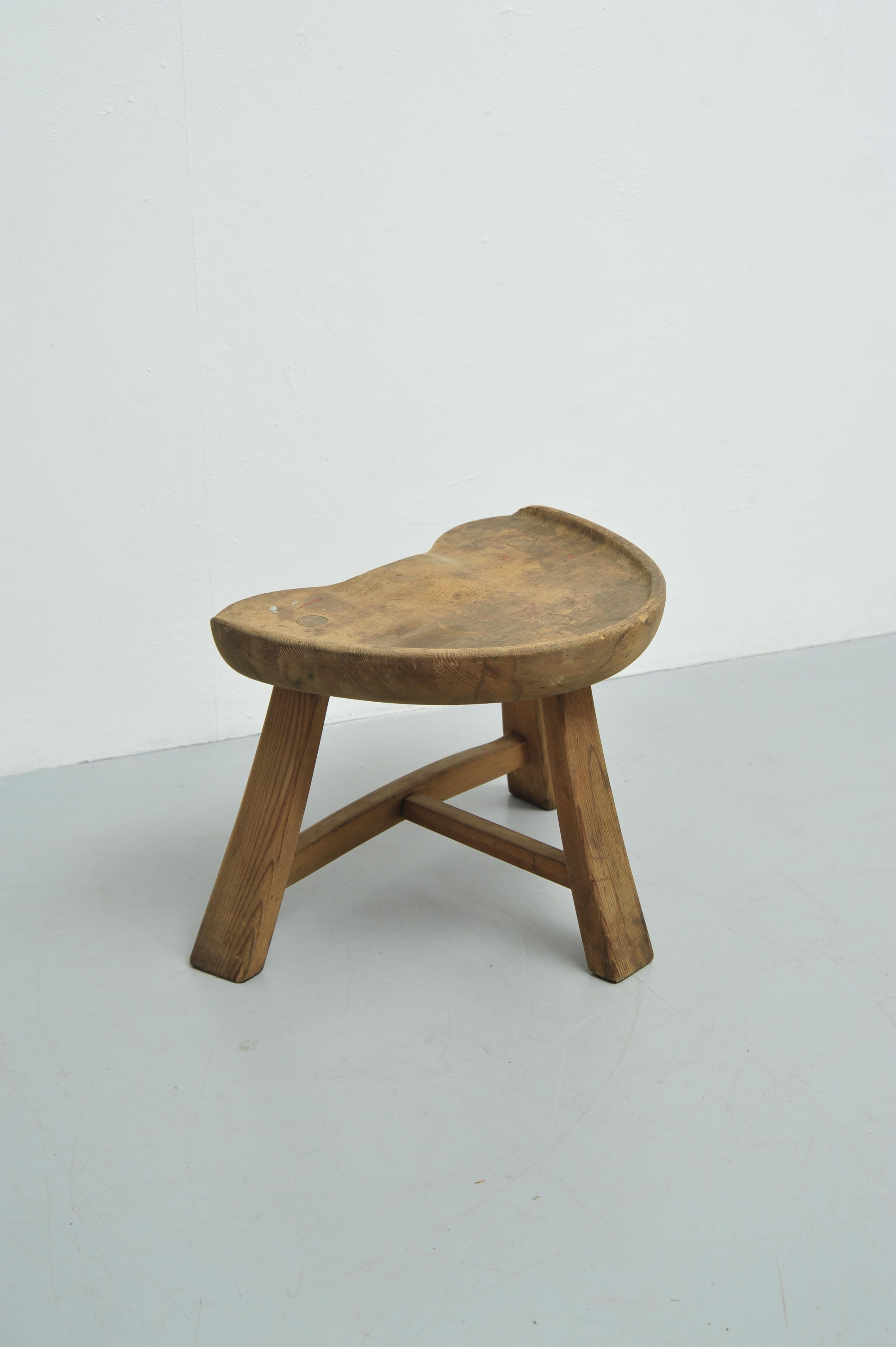 Three-Legged 'Fjøskrakk Mod. 522' Pine Stool by Ragnvald Krogenæs (1960s) For Sale 4