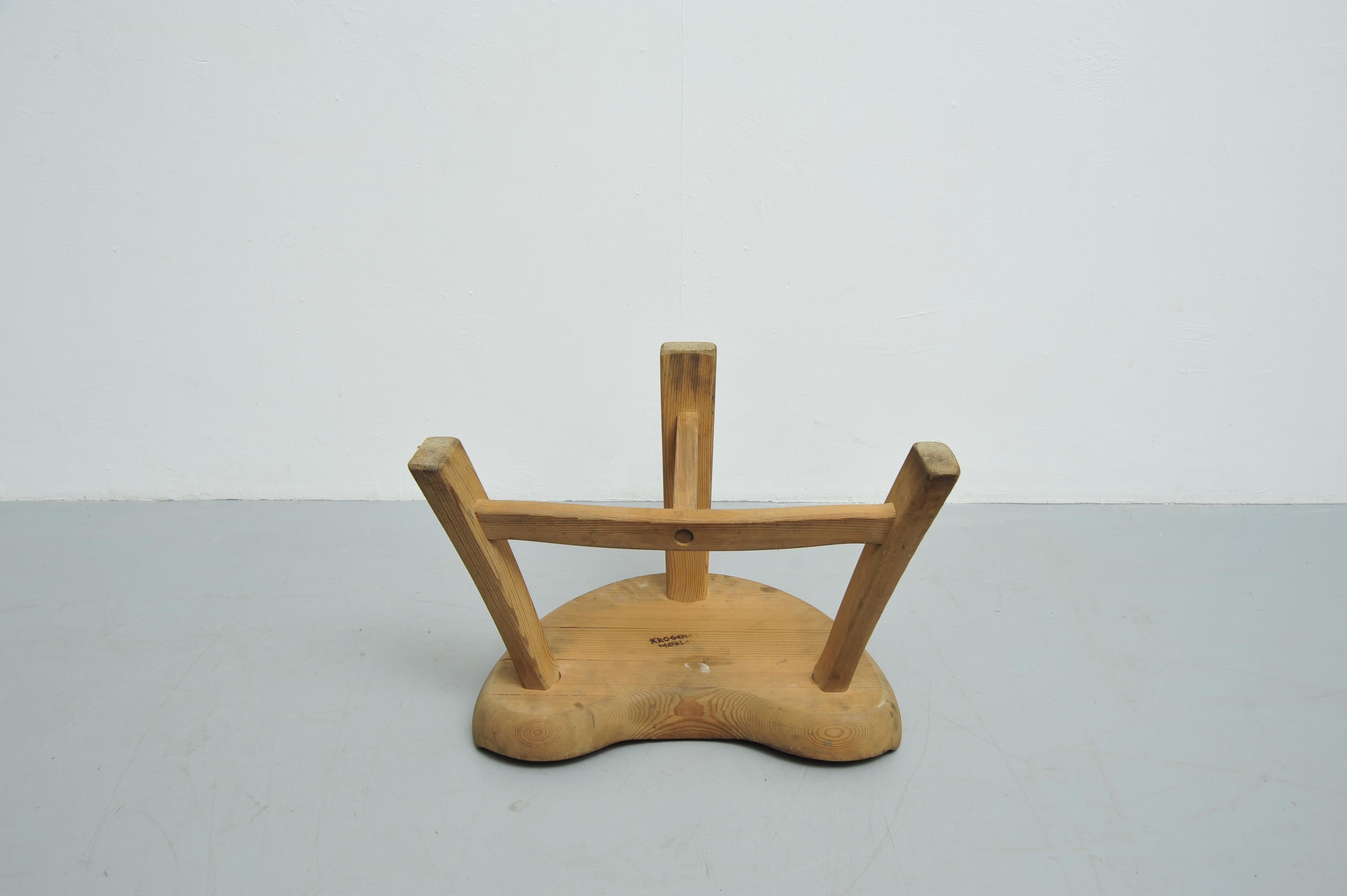 Three-Legged 'Fjøskrakk Mod. 522' Pine Stool by Ragnvald Krogenæs (1960s) For Sale 5