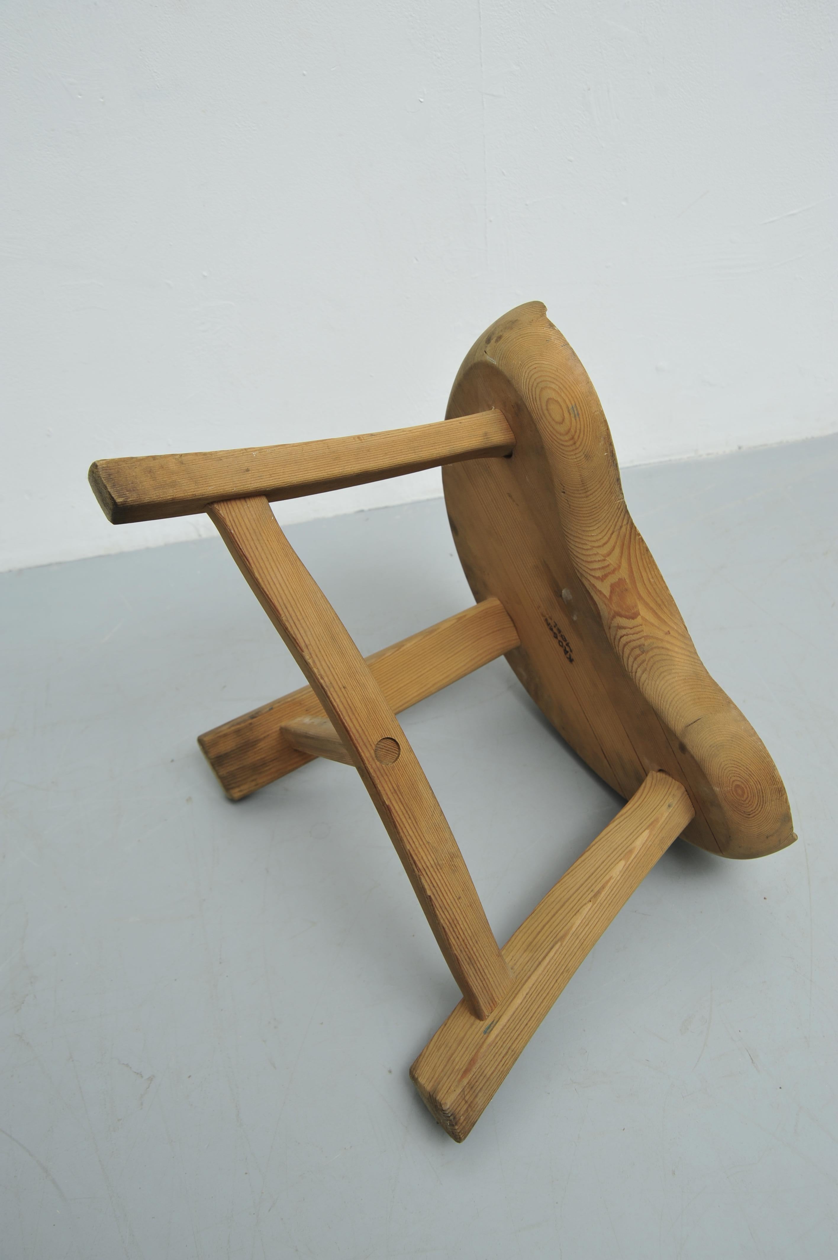 Three-Legged 'Fjøskrakk Mod. 522' Pine Stool by Ragnvald Krogenæs (1960s) For Sale 6