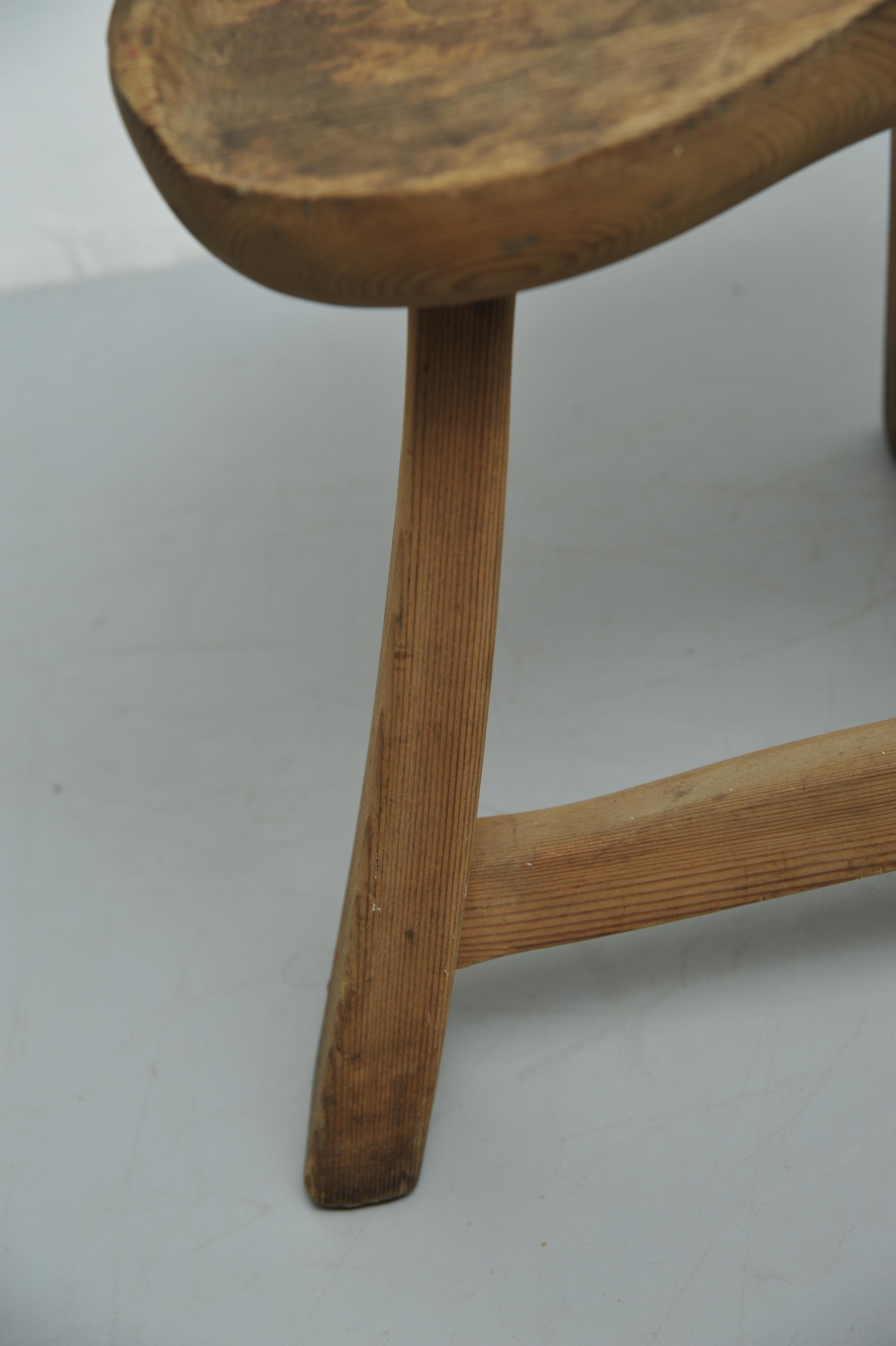 Three-Legged 'Fjøskrakk Mod. 522' Pine Stool by Ragnvald Krogenæs (1960s) In Fair Condition For Sale In Wiesbaden, DE