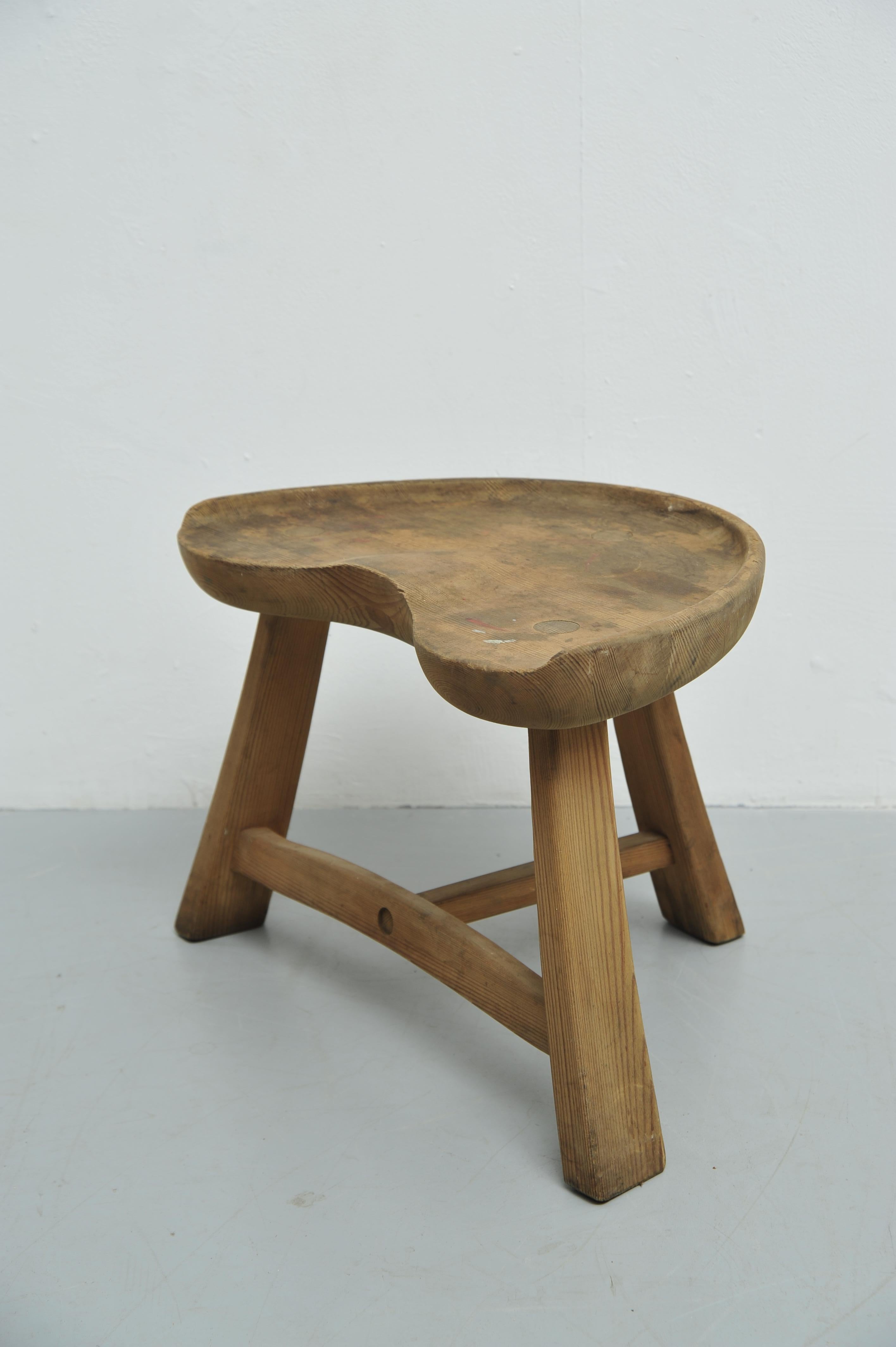 Wood Three-Legged 'Fjøskrakk Mod. 522' Pine Stool by Ragnvald Krogenæs (1960s) For Sale