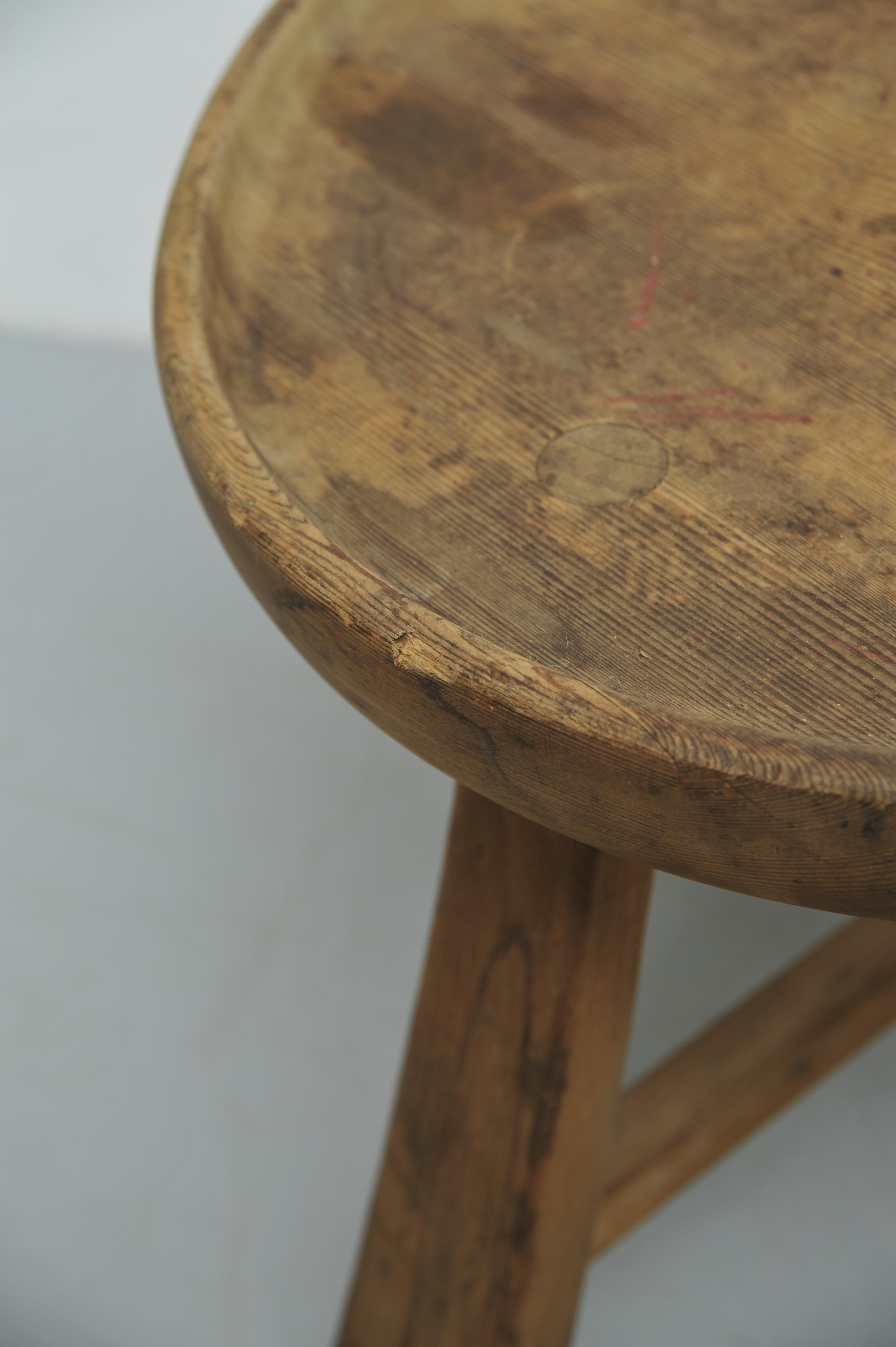Three-Legged 'Fjøskrakk Mod. 522' Pine Stool by Ragnvald Krogenæs (1960s) For Sale 1
